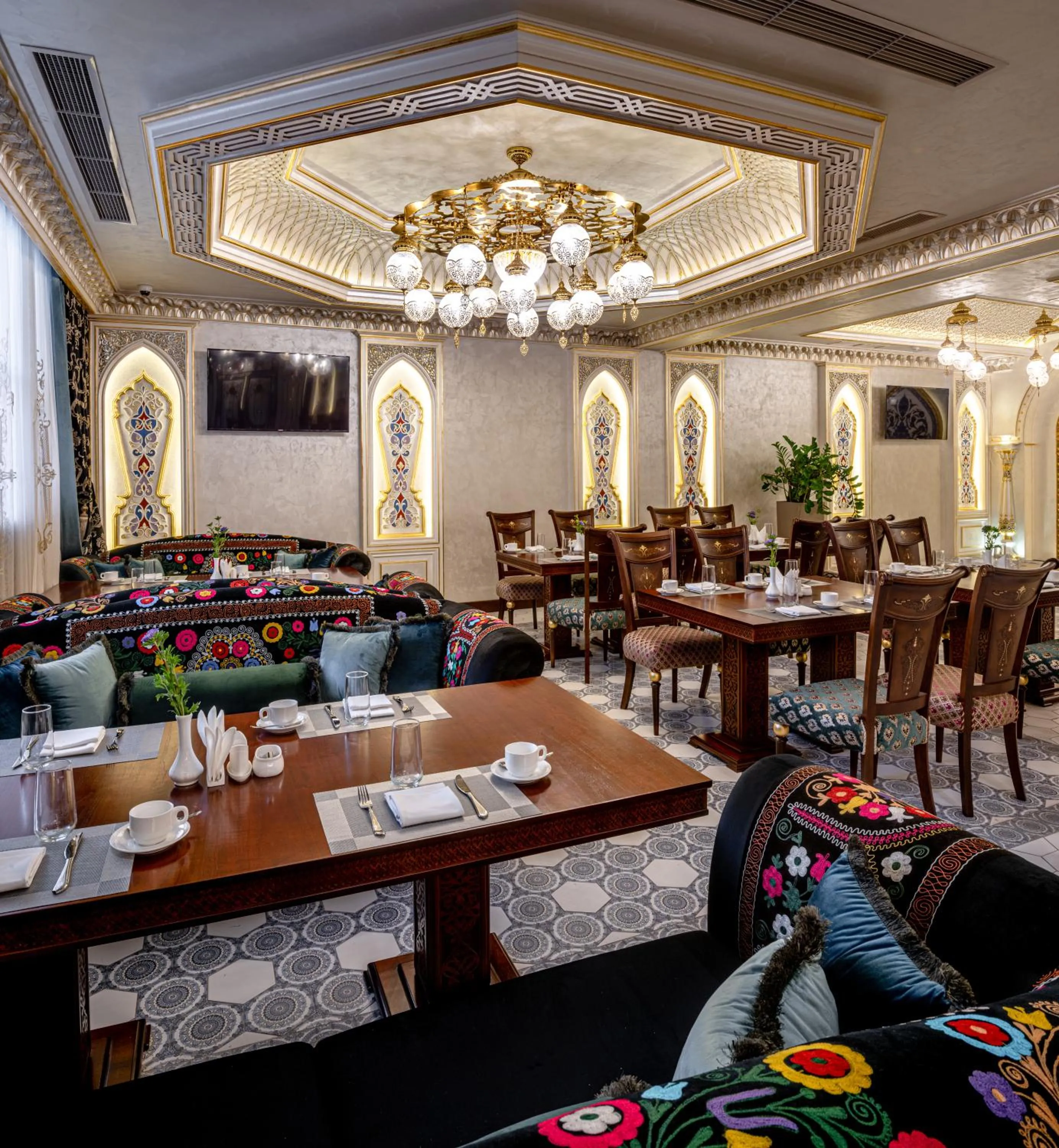 Restaurant/places to eat in Manor Hotel