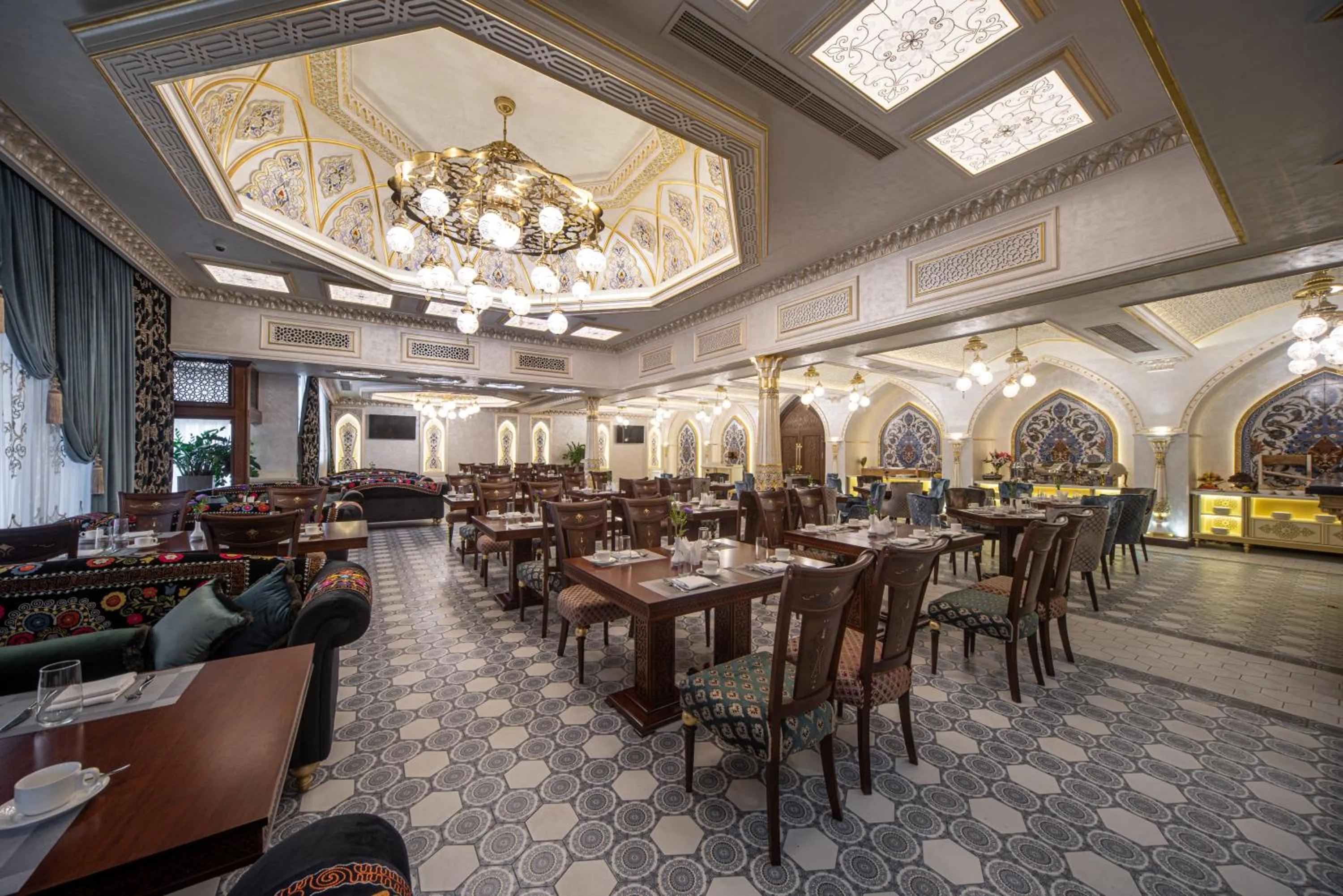 Restaurant/places to eat in Manor Hotel