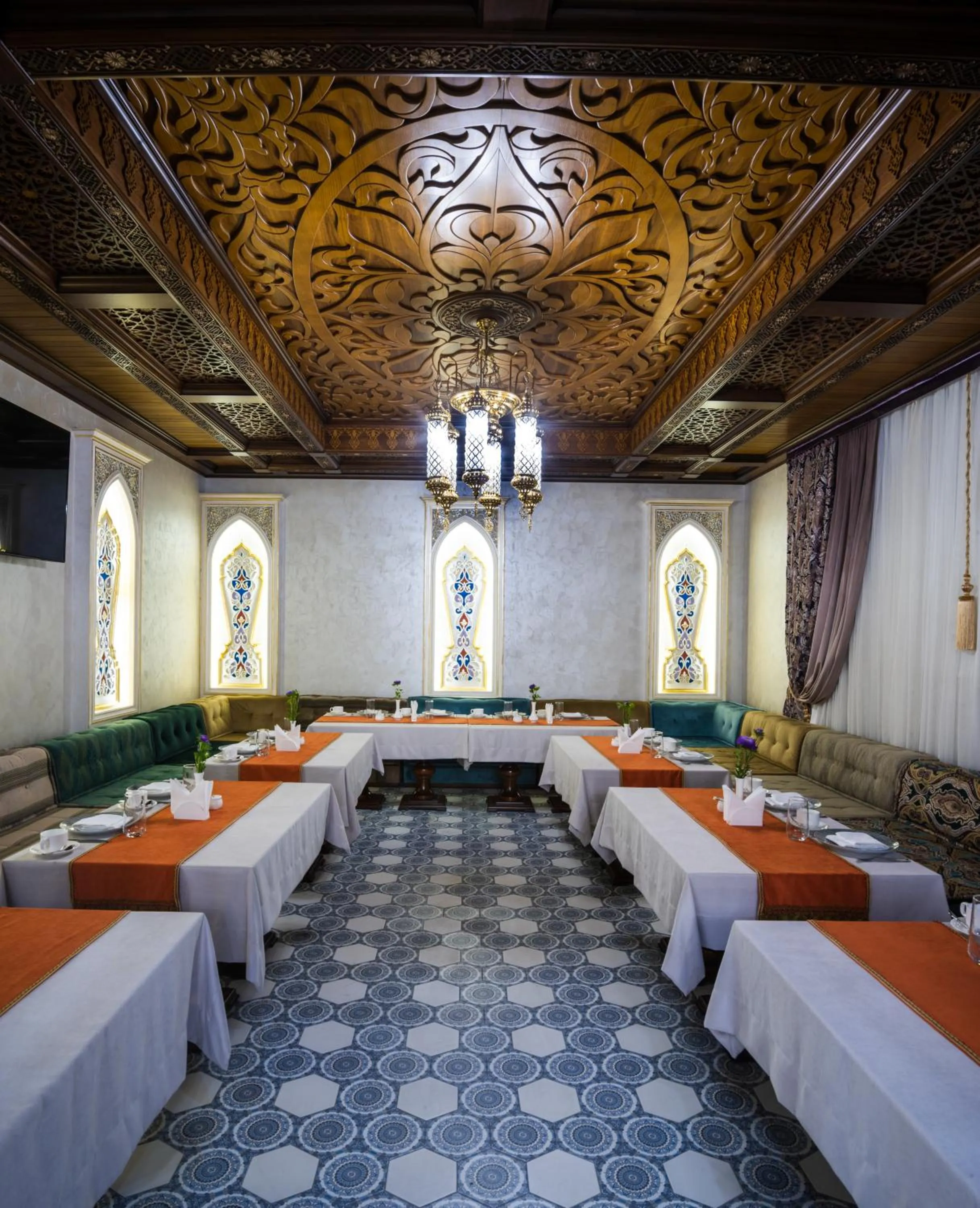 Restaurant/places to eat in Manor Hotel