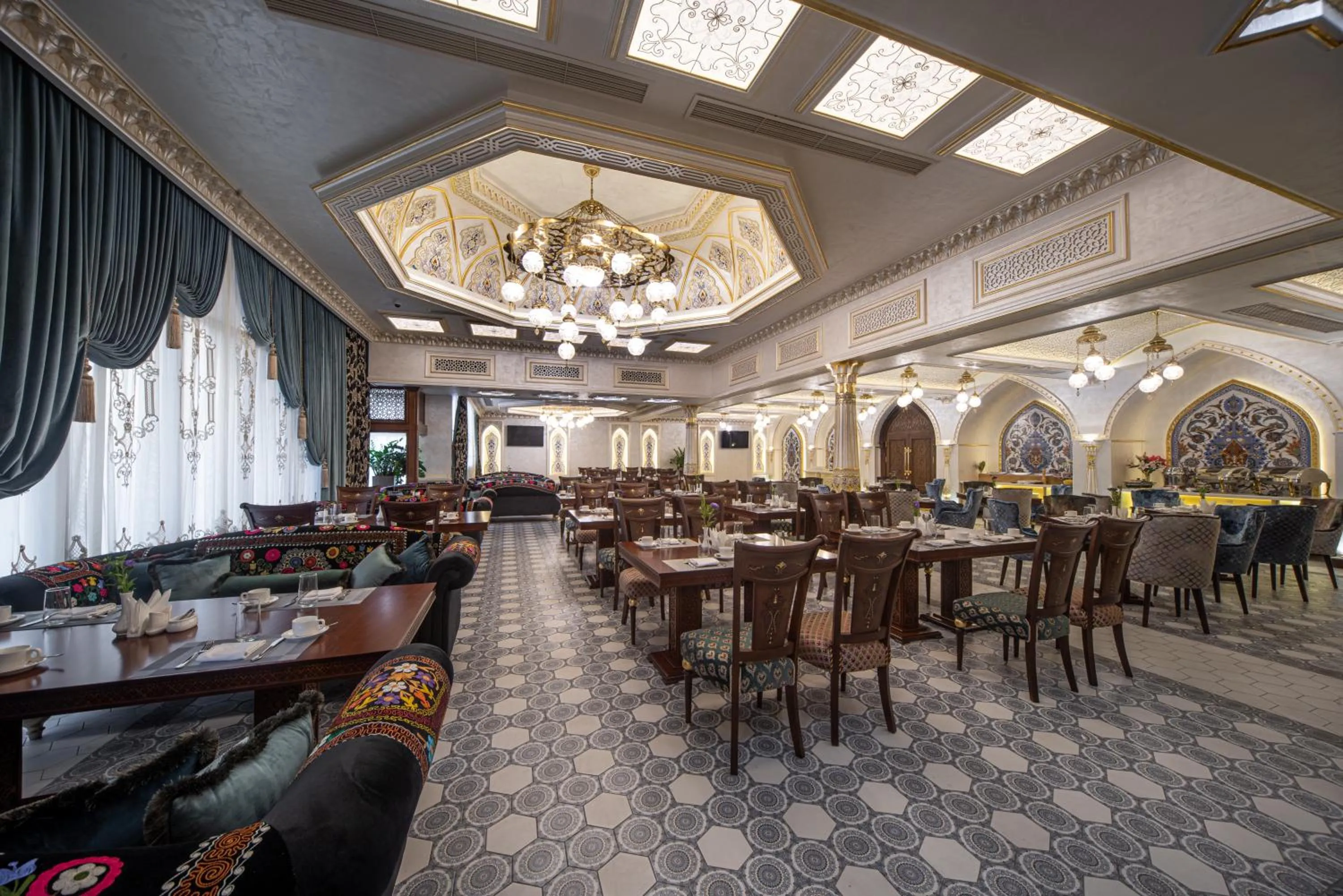 Restaurant/places to eat in Manor Hotel