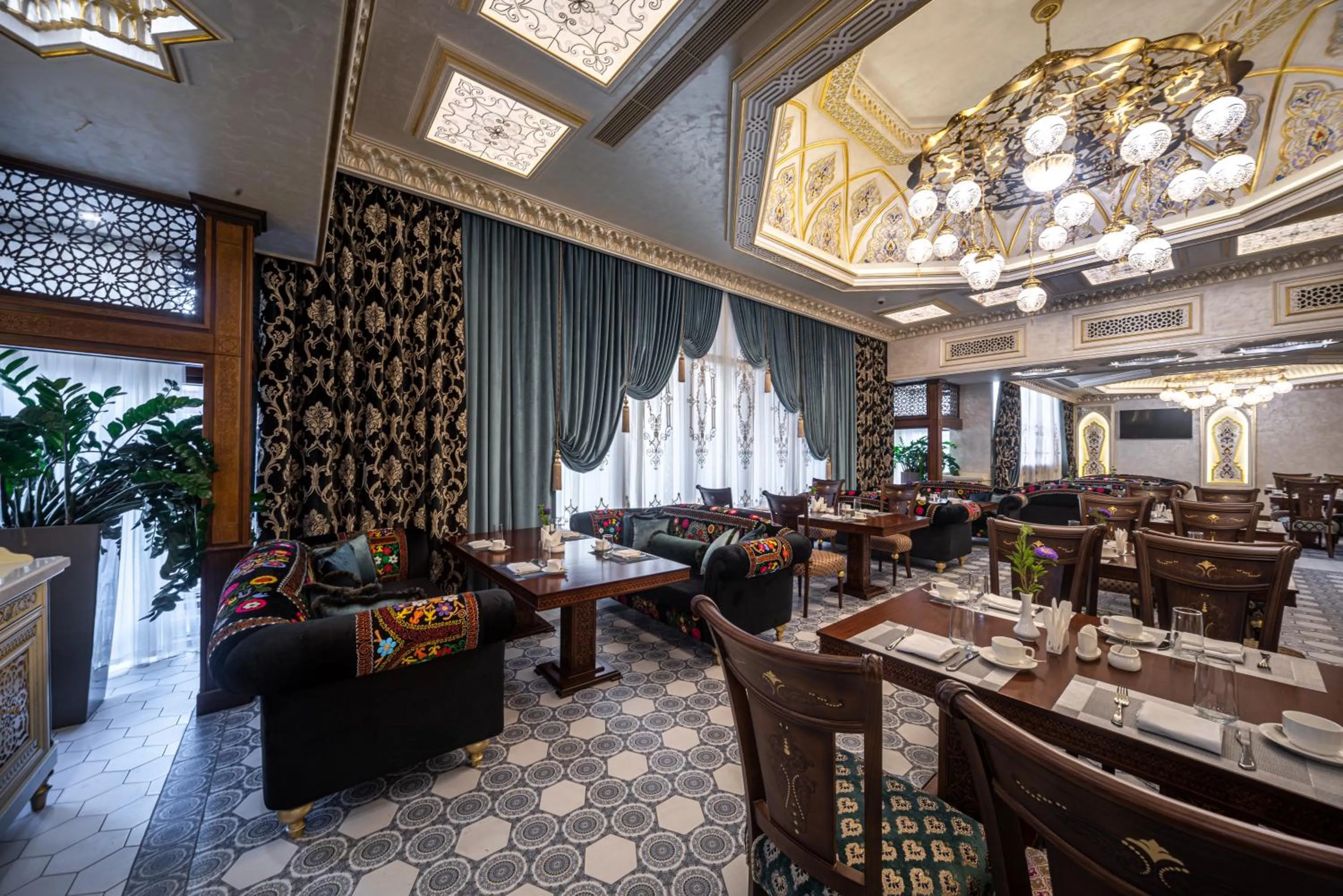 Restaurant/places to eat in Manor Hotel