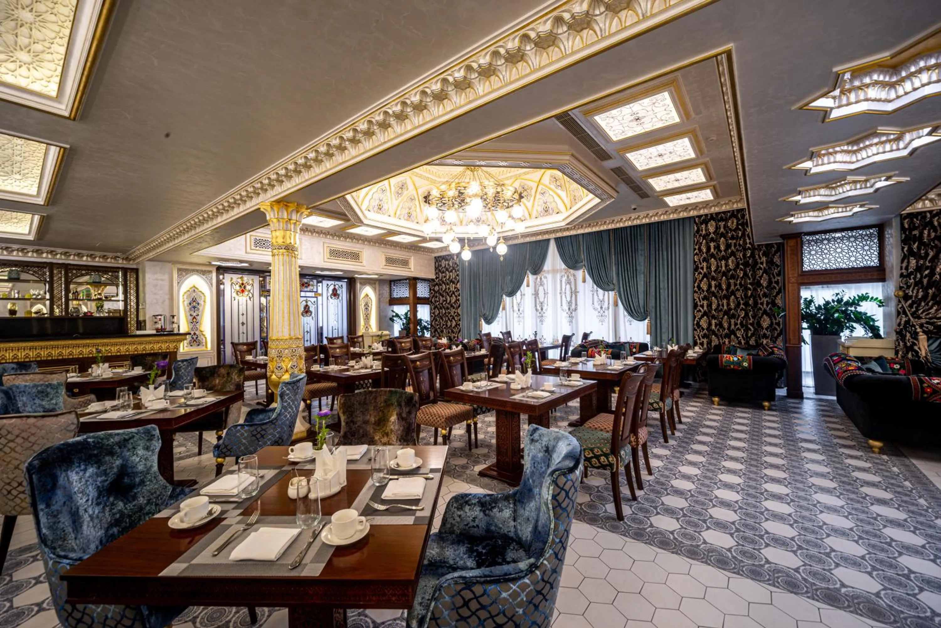 Restaurant/places to eat in Manor Hotel