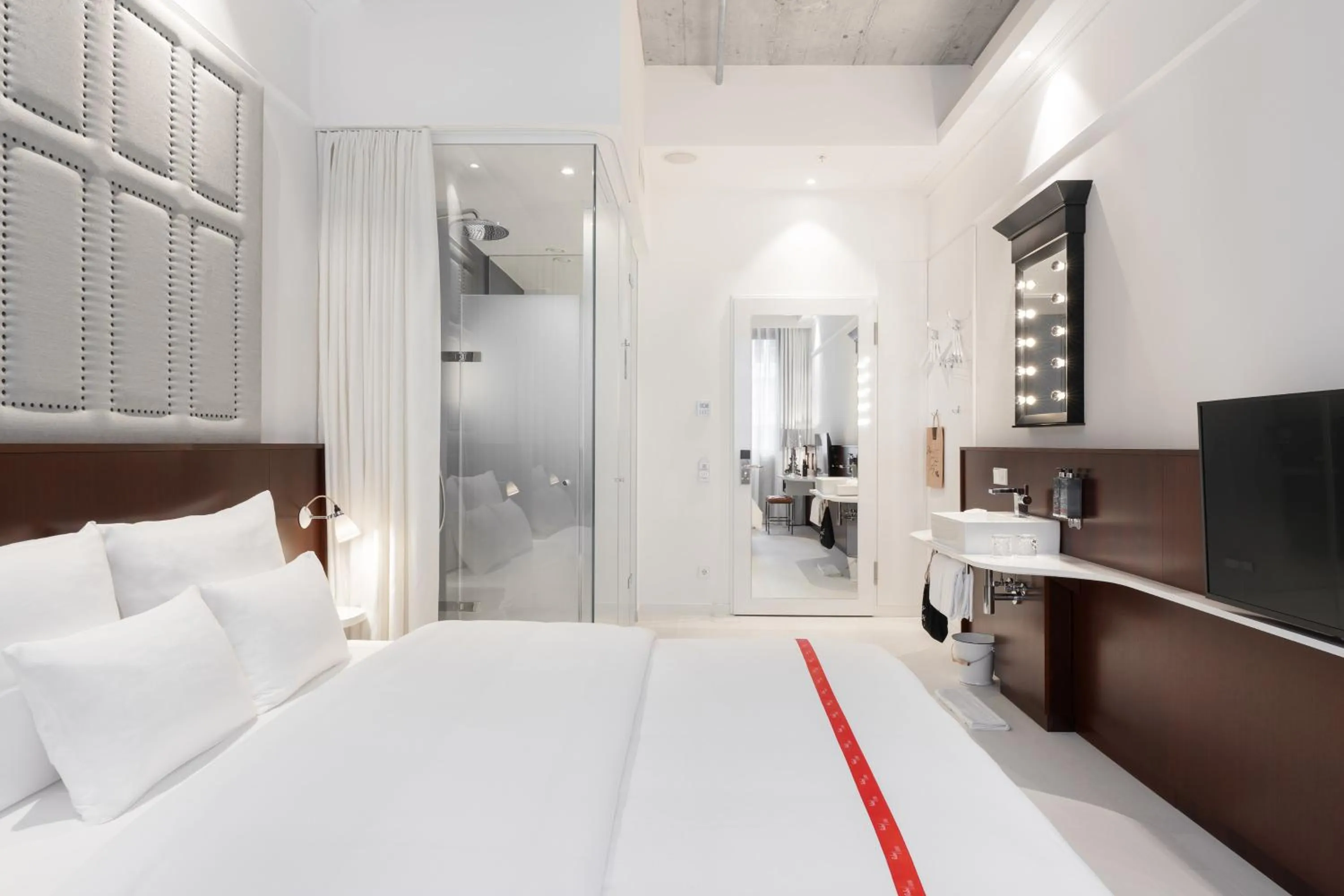 Photo of the whole room, Bed in Ruby Louise Hotel Frankfurt