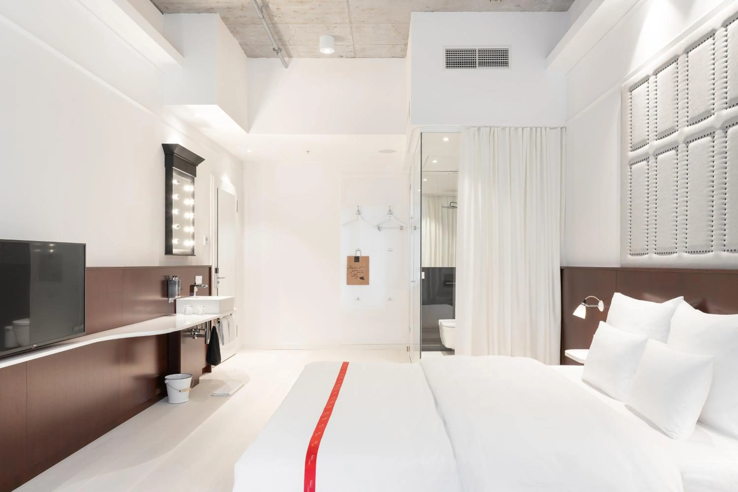 Photo of the whole room, Bed in Ruby Louise Hotel Frankfurt