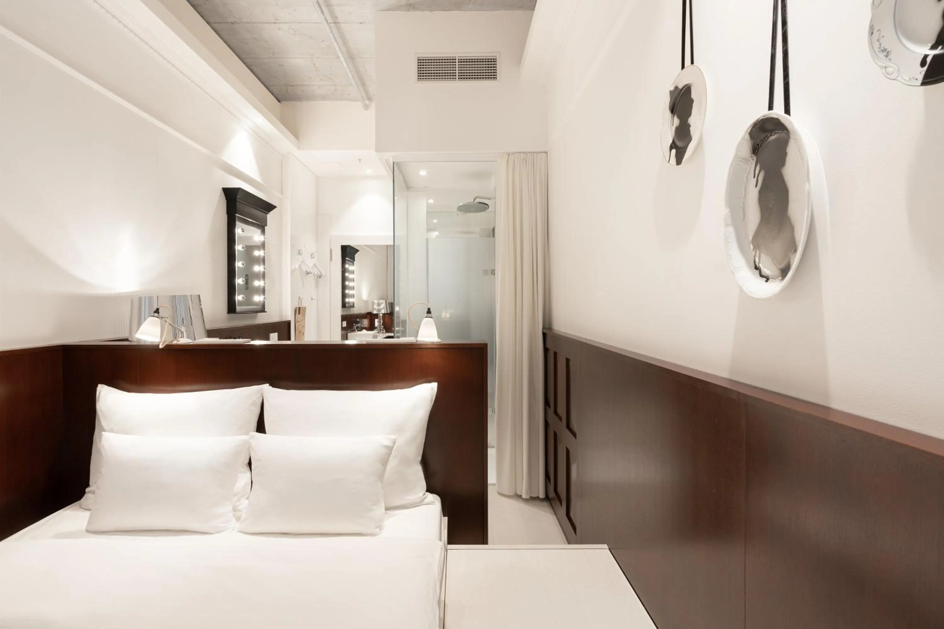 Photo of the whole room, Bed in Ruby Louise Hotel Frankfurt