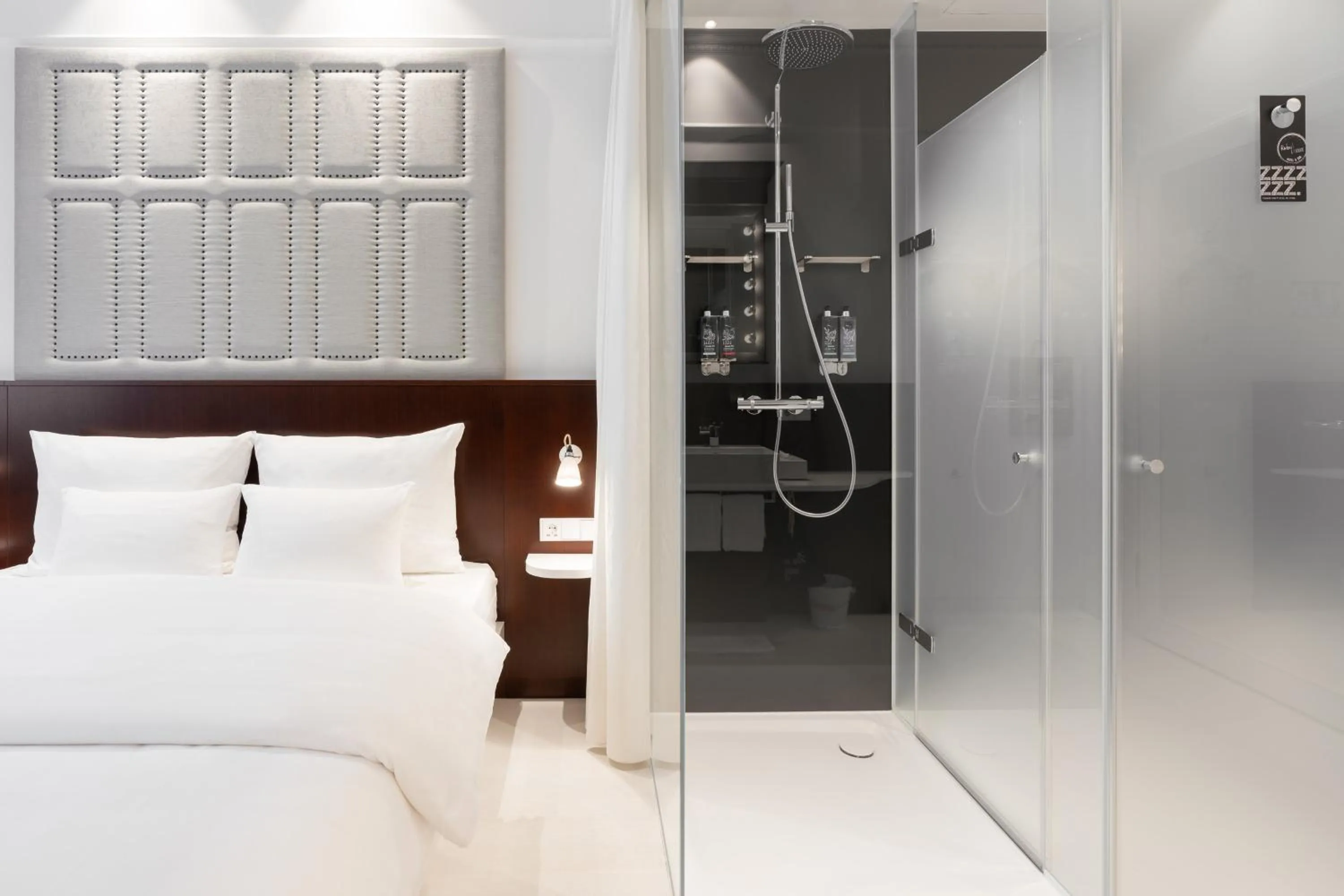 Photo of the whole room, Bed in Ruby Louise Hotel Frankfurt