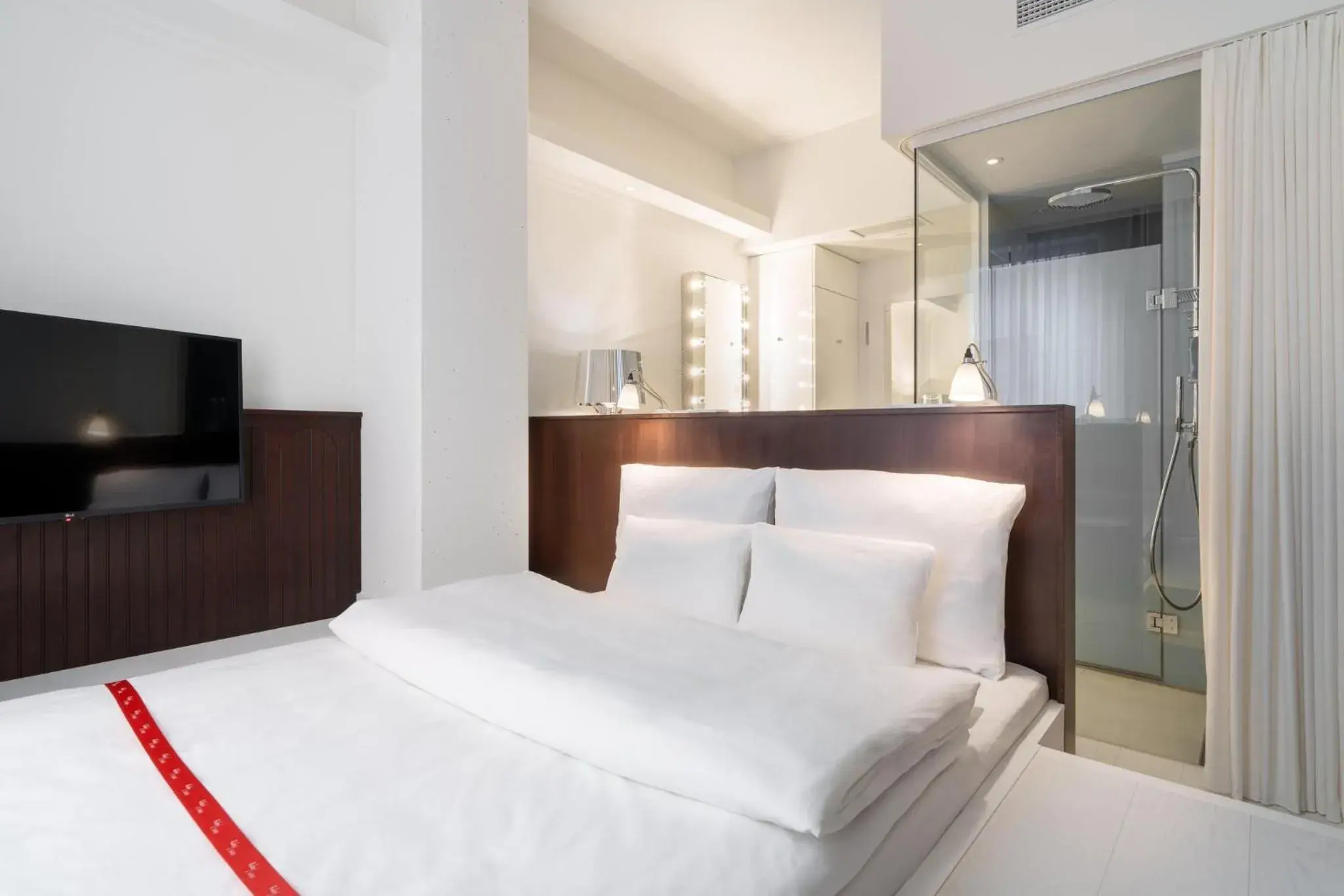 Photo of the whole room, Bed in Ruby Louise Hotel Frankfurt Photo of the whole room, Bed in Ruby Louise Hotel Frankfurt