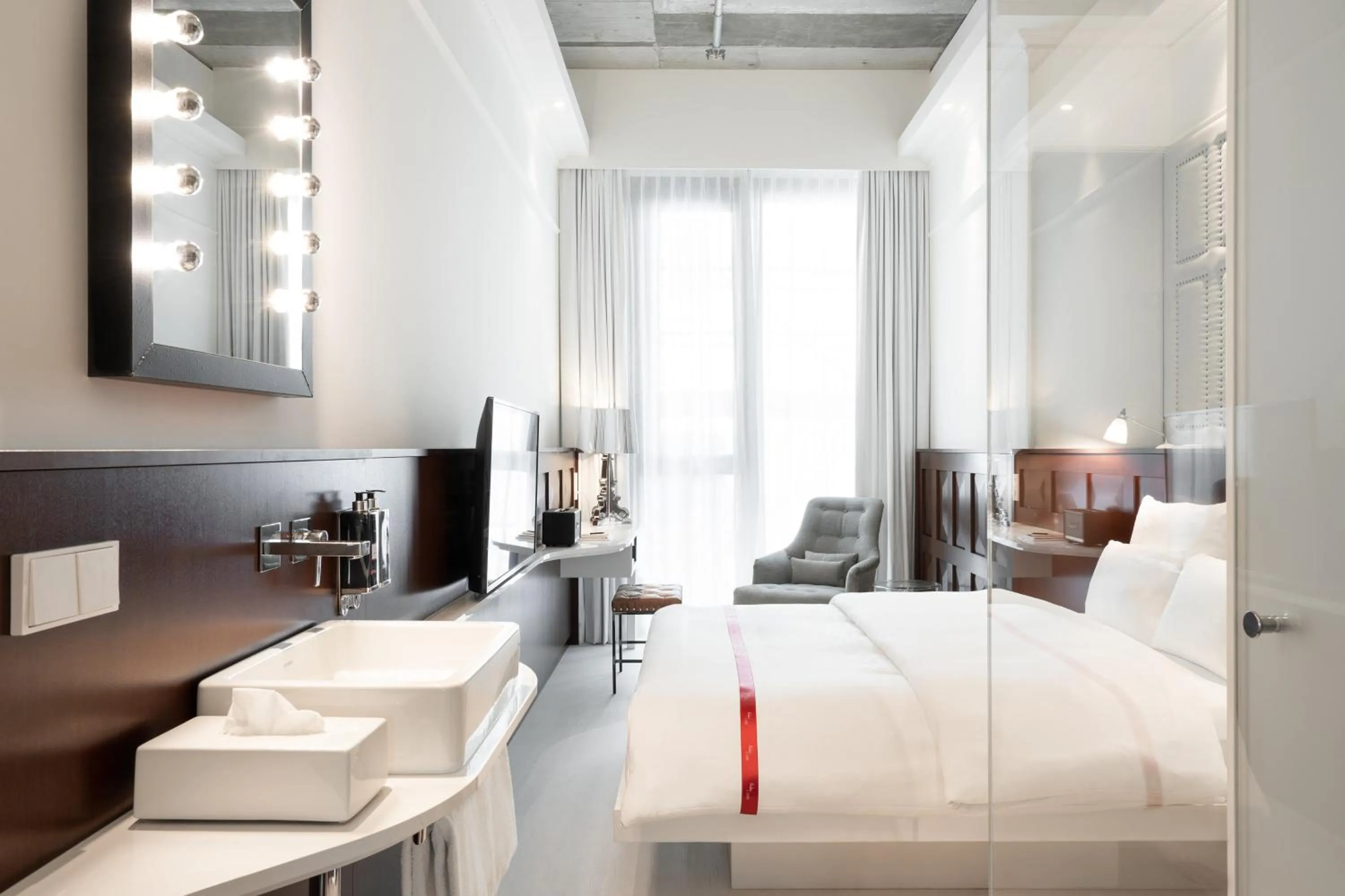 Photo of the whole room, Bed in Ruby Louise Hotel Frankfurt