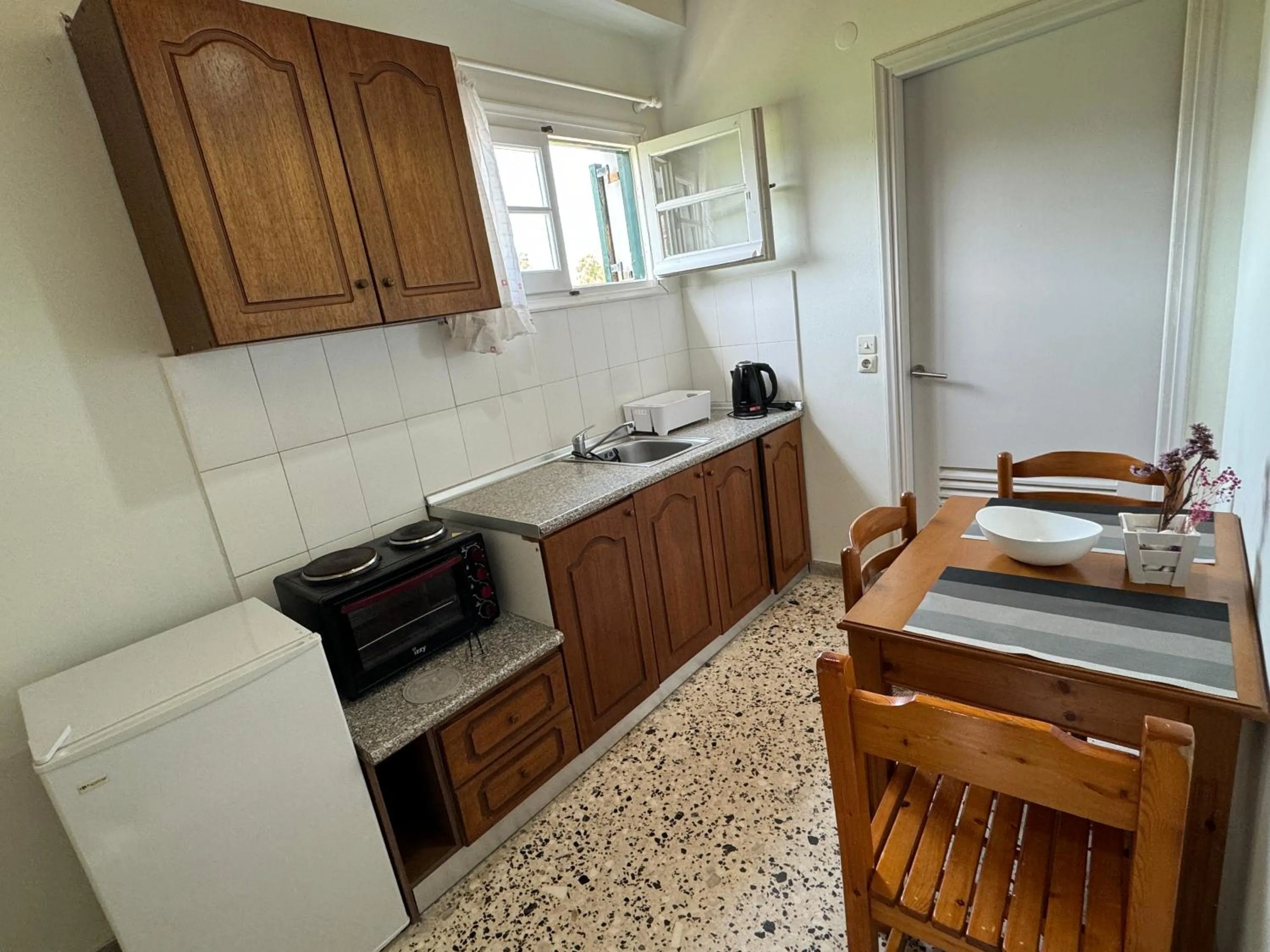 Dining area in Elves Studios& Apartment's SIDARI