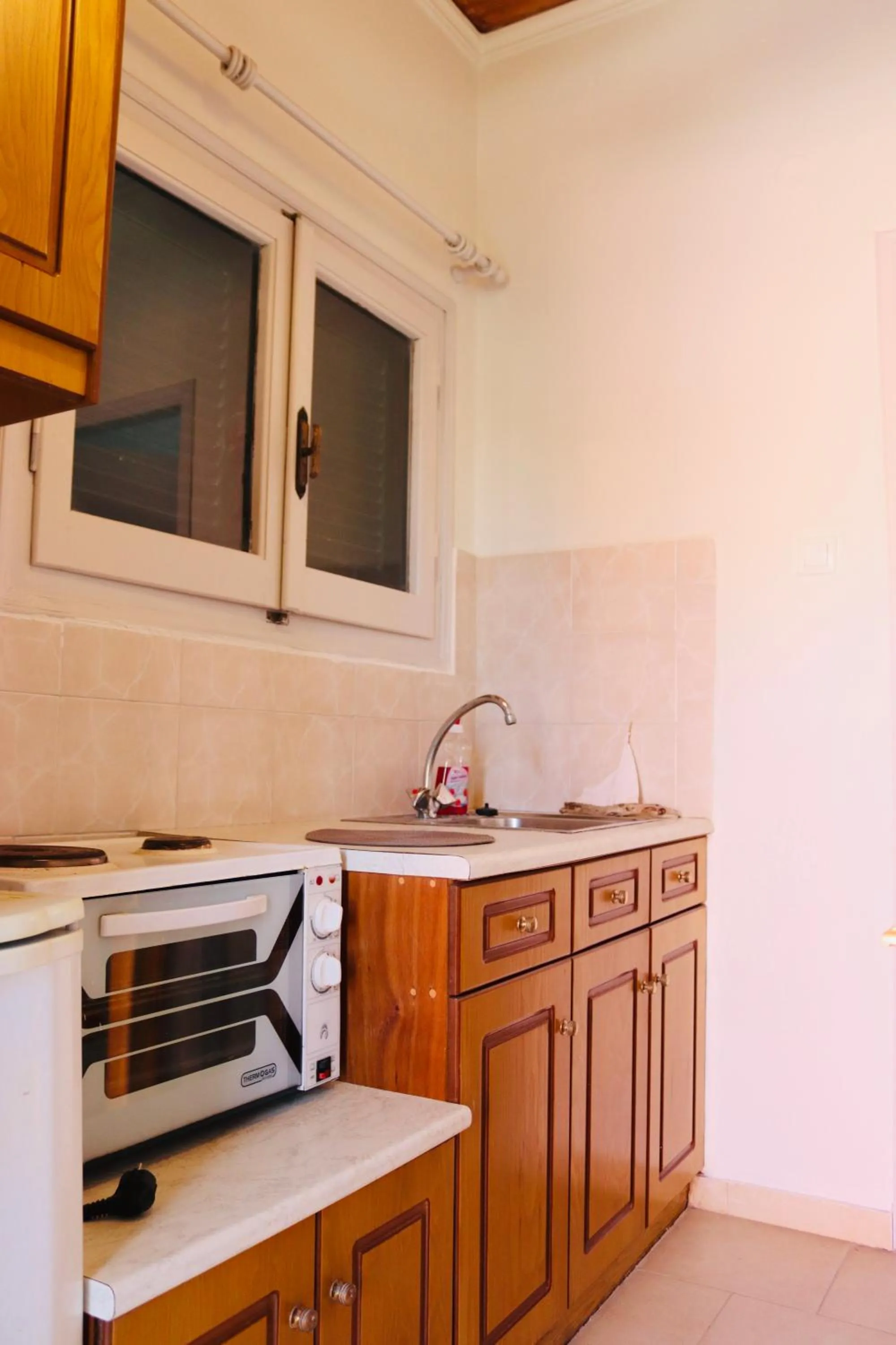 Kitchen or kitchenette in Elves Studios& Apartment's SIDARI