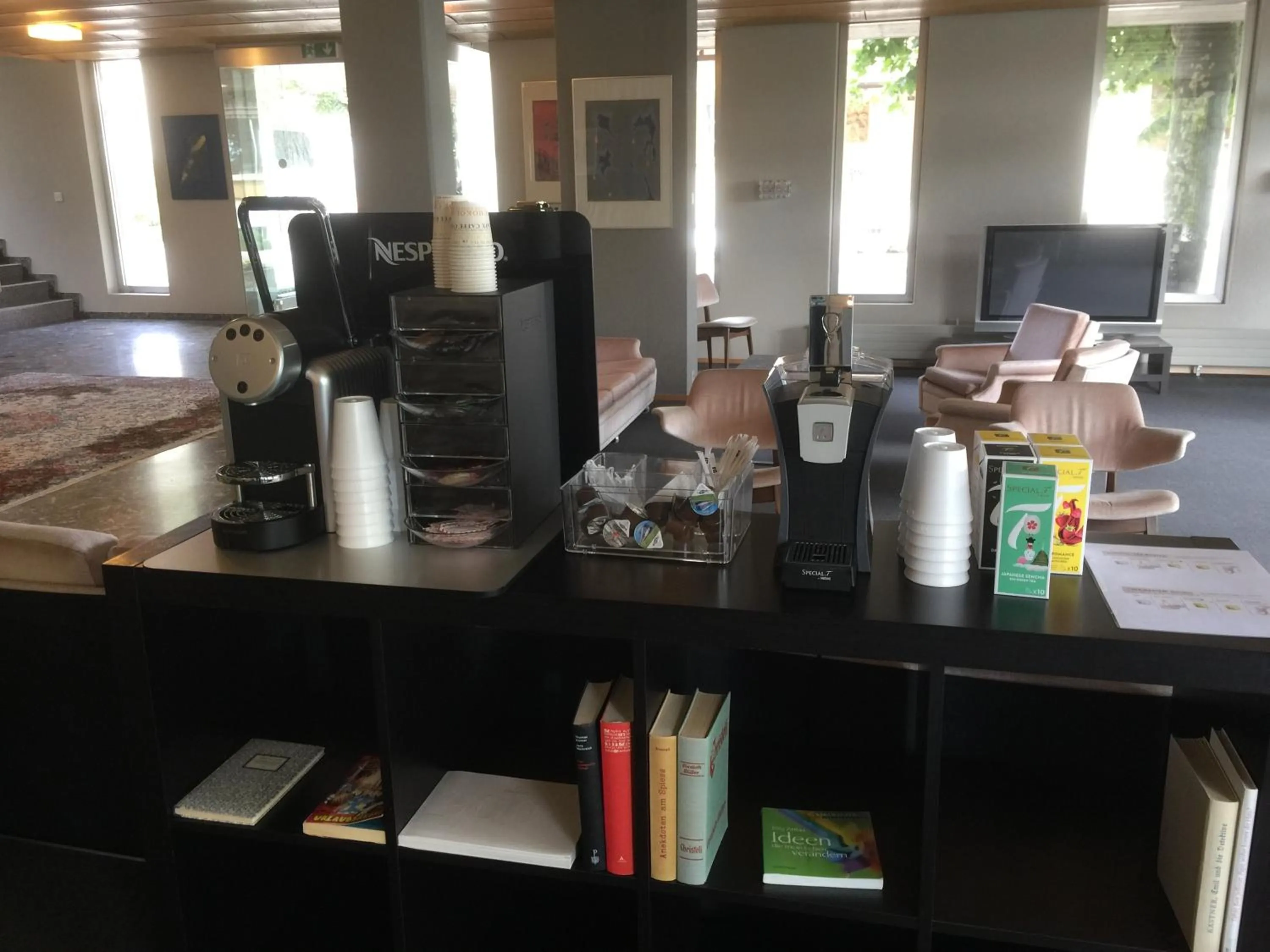 Communal lounge/ TV room in Fontana Garni