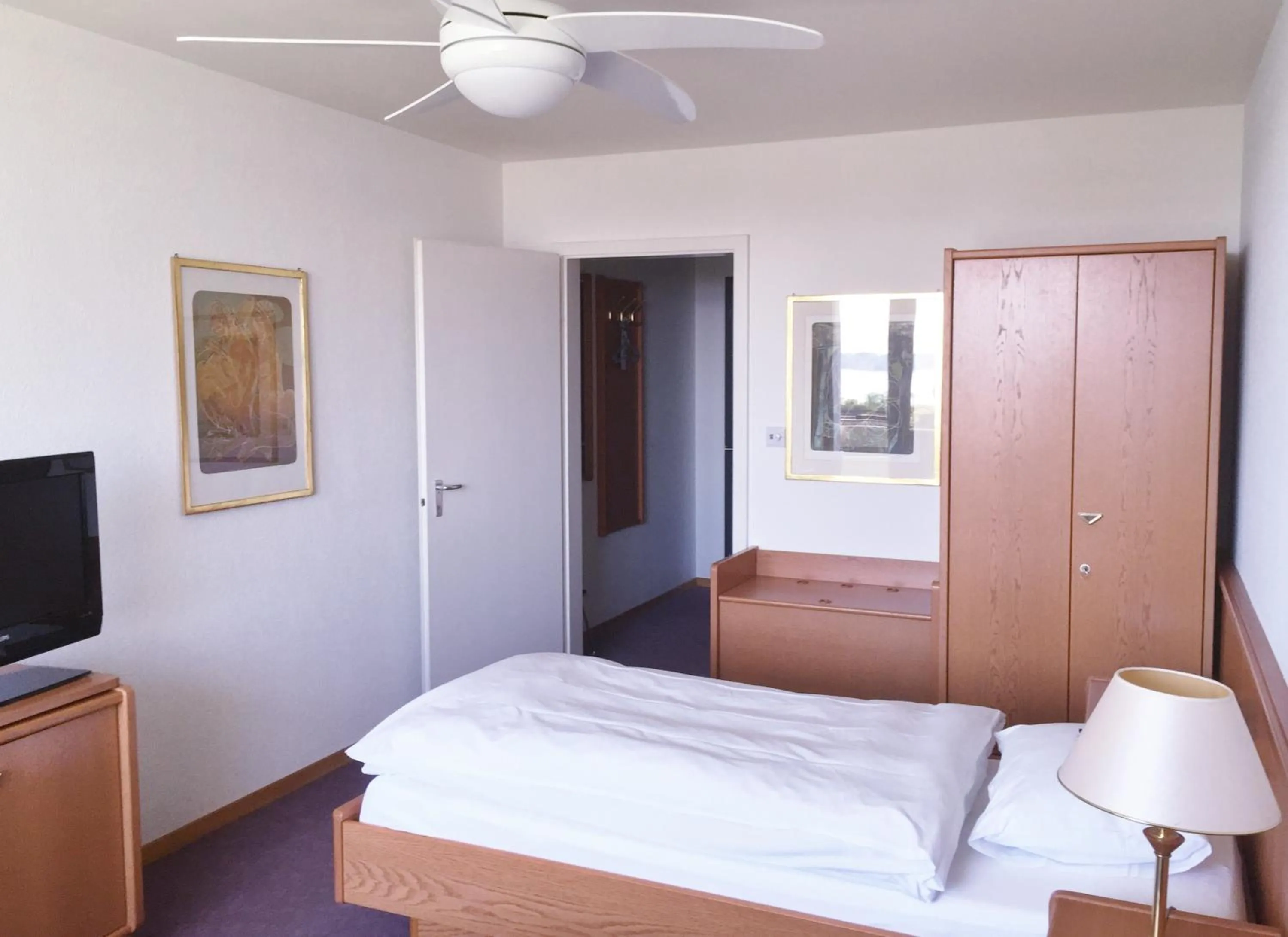 Photo of the whole room, Bed in Fontana Garni