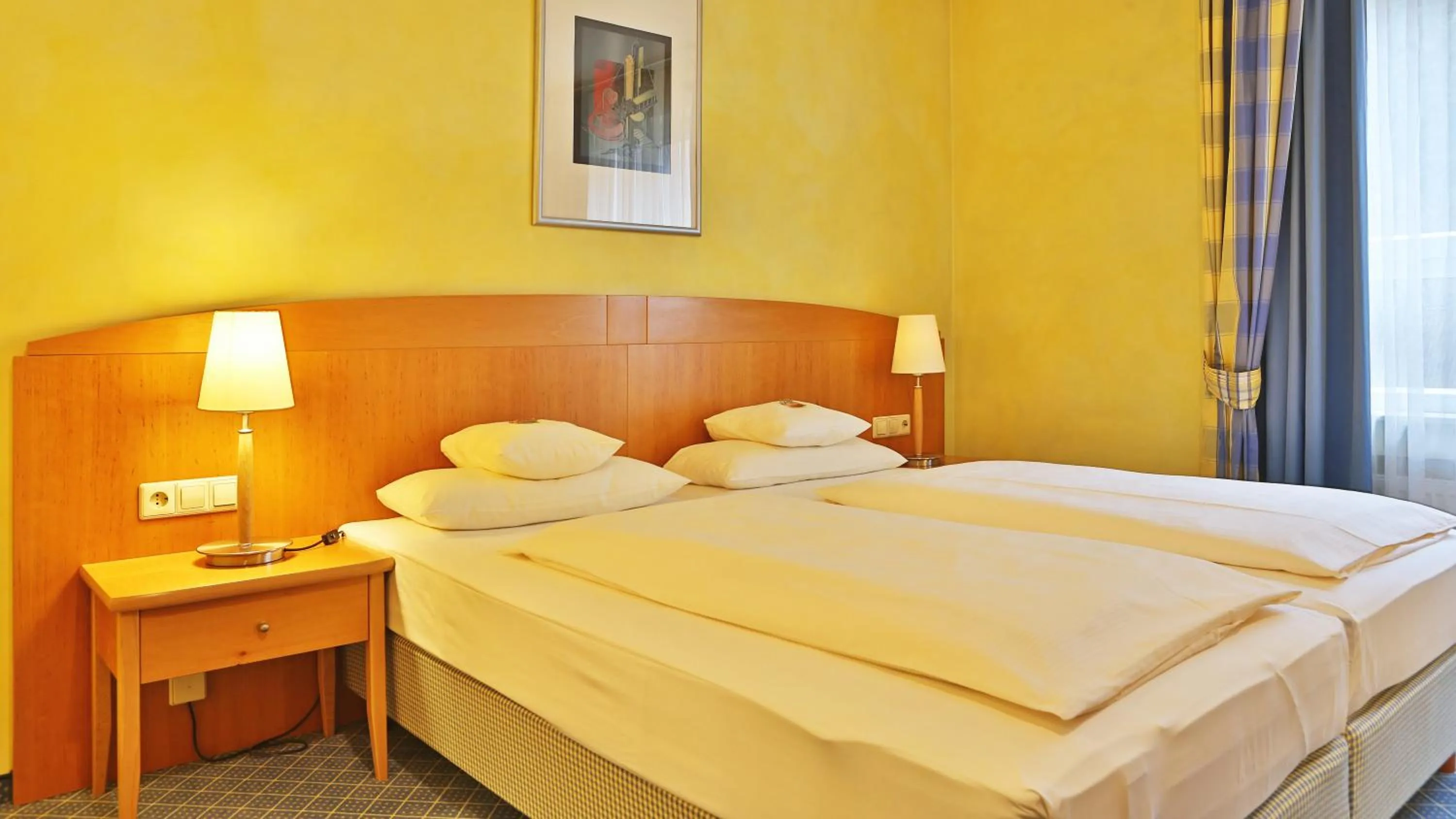 Photo of the whole room, Bed in Businesshotel HEILBRONN- Biberach