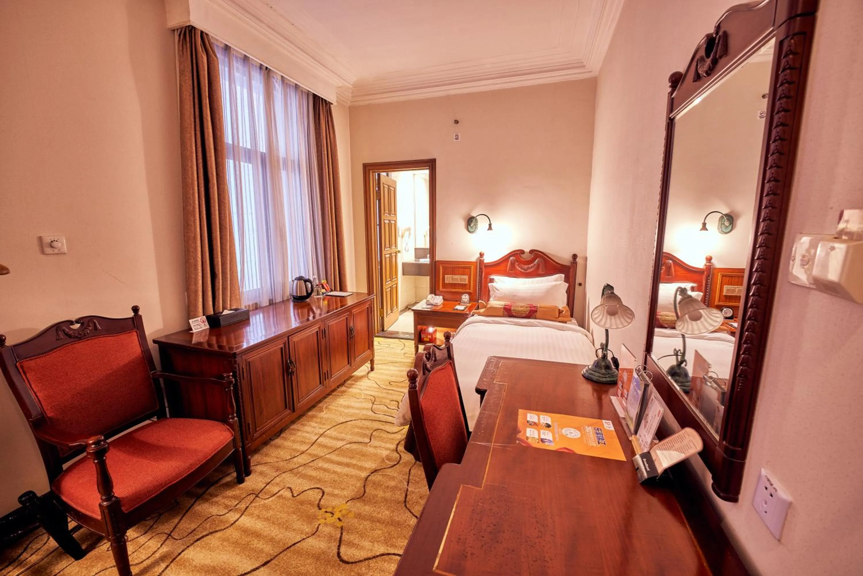 Bed in Jin Jiang Pacific Hotel