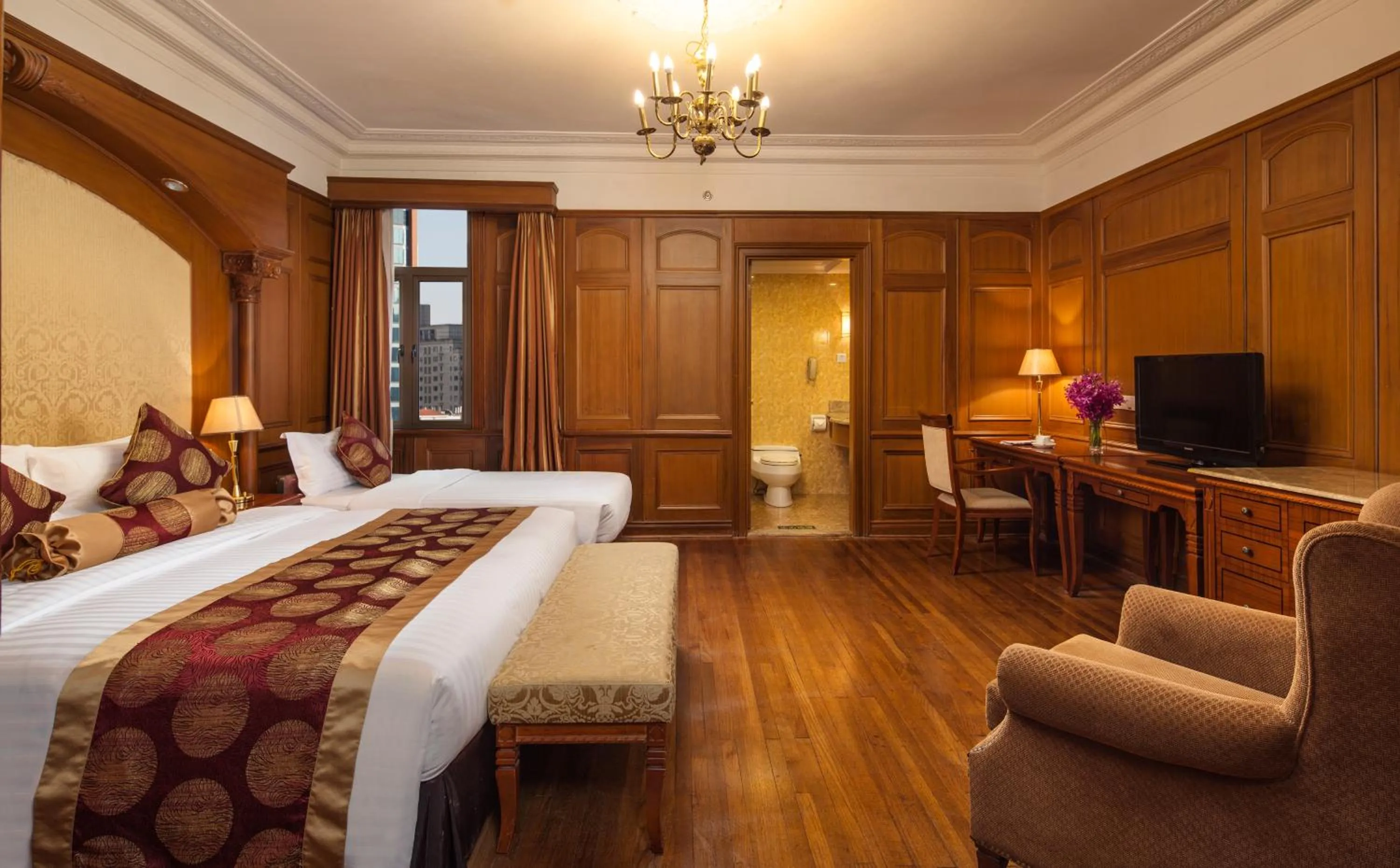 Bed in Jin Jiang Pacific Hotel