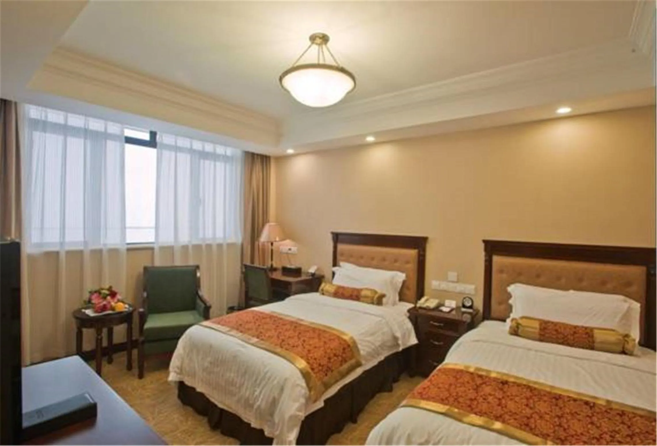 Bed in Jin Jiang Pacific Hotel