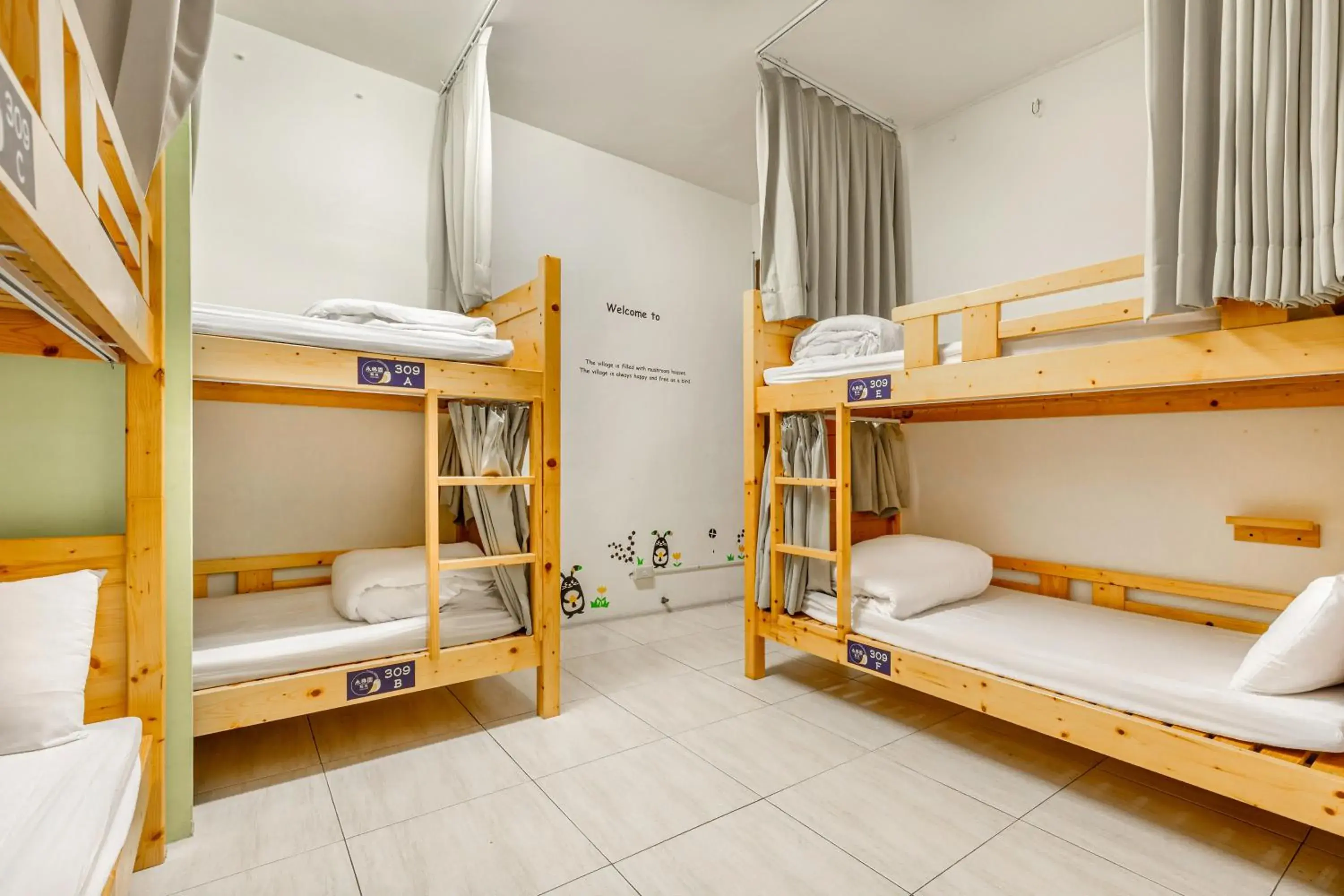 Bed in 4-Bed Male Dormitory Room in Forever Happiness Hostel Bed in 4-Bed Male Dormitory Room in Forever Happiness Hostel