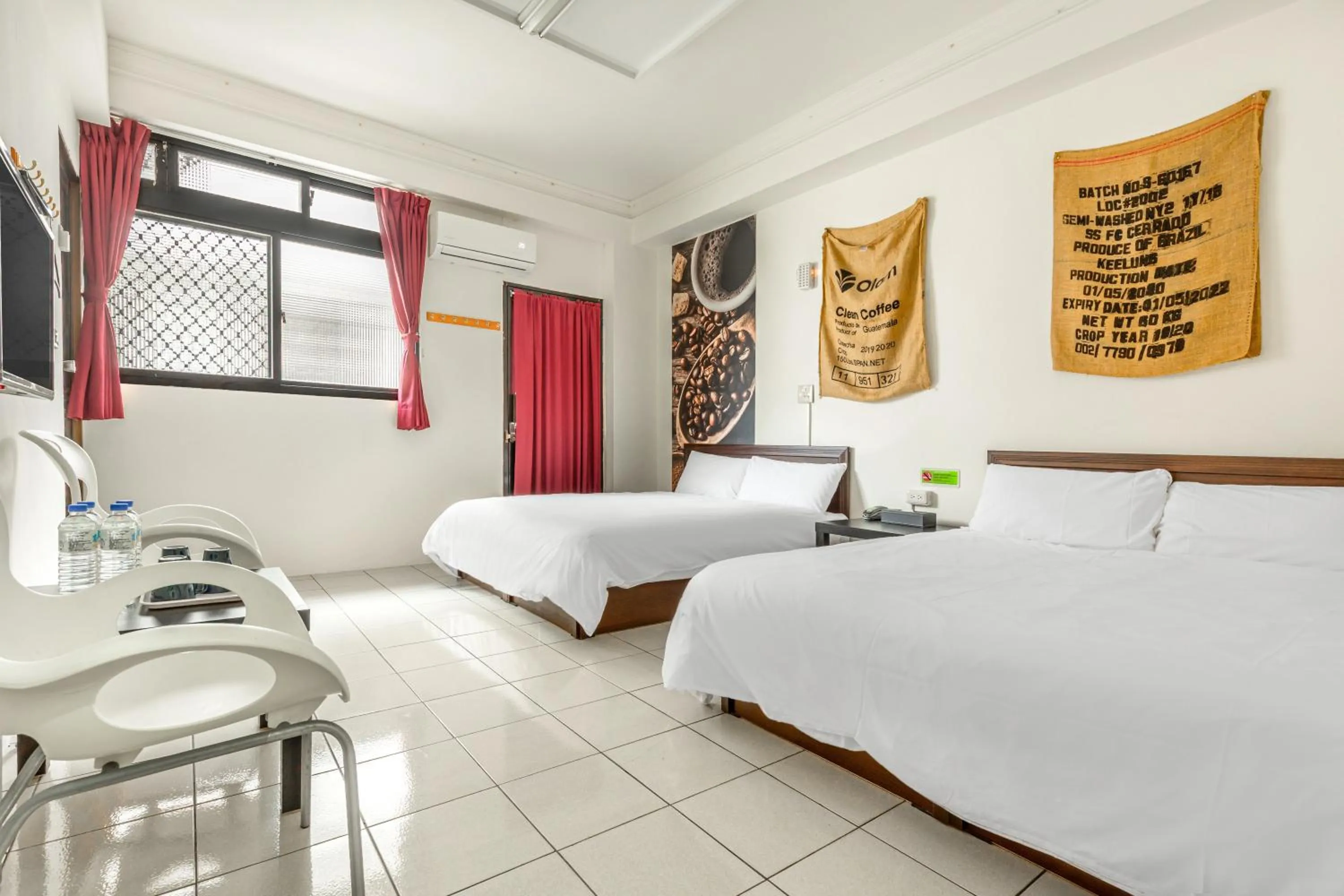 Photo of the whole room, Bed in Forever Happiness Hostel