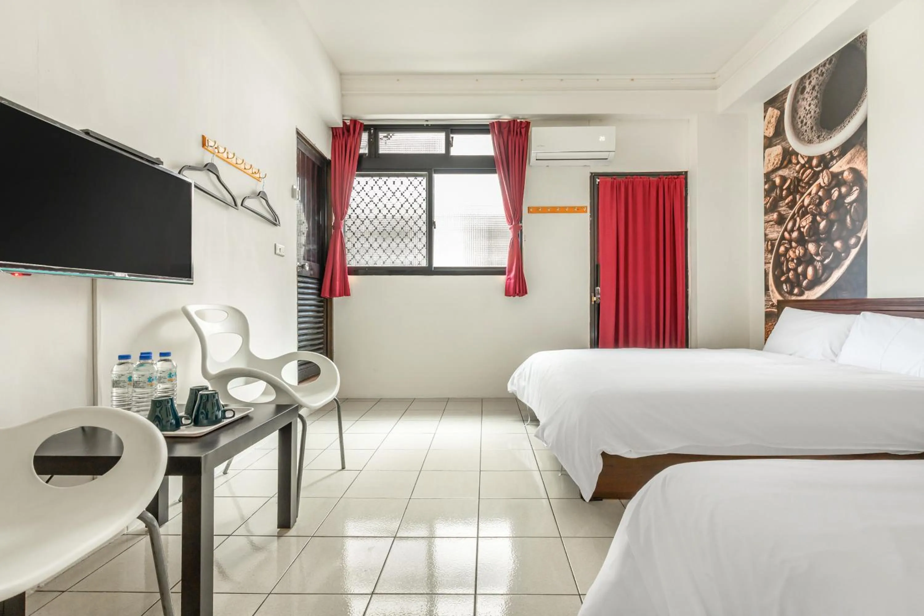 Photo of the whole room, Bed in Forever Happiness Hostel