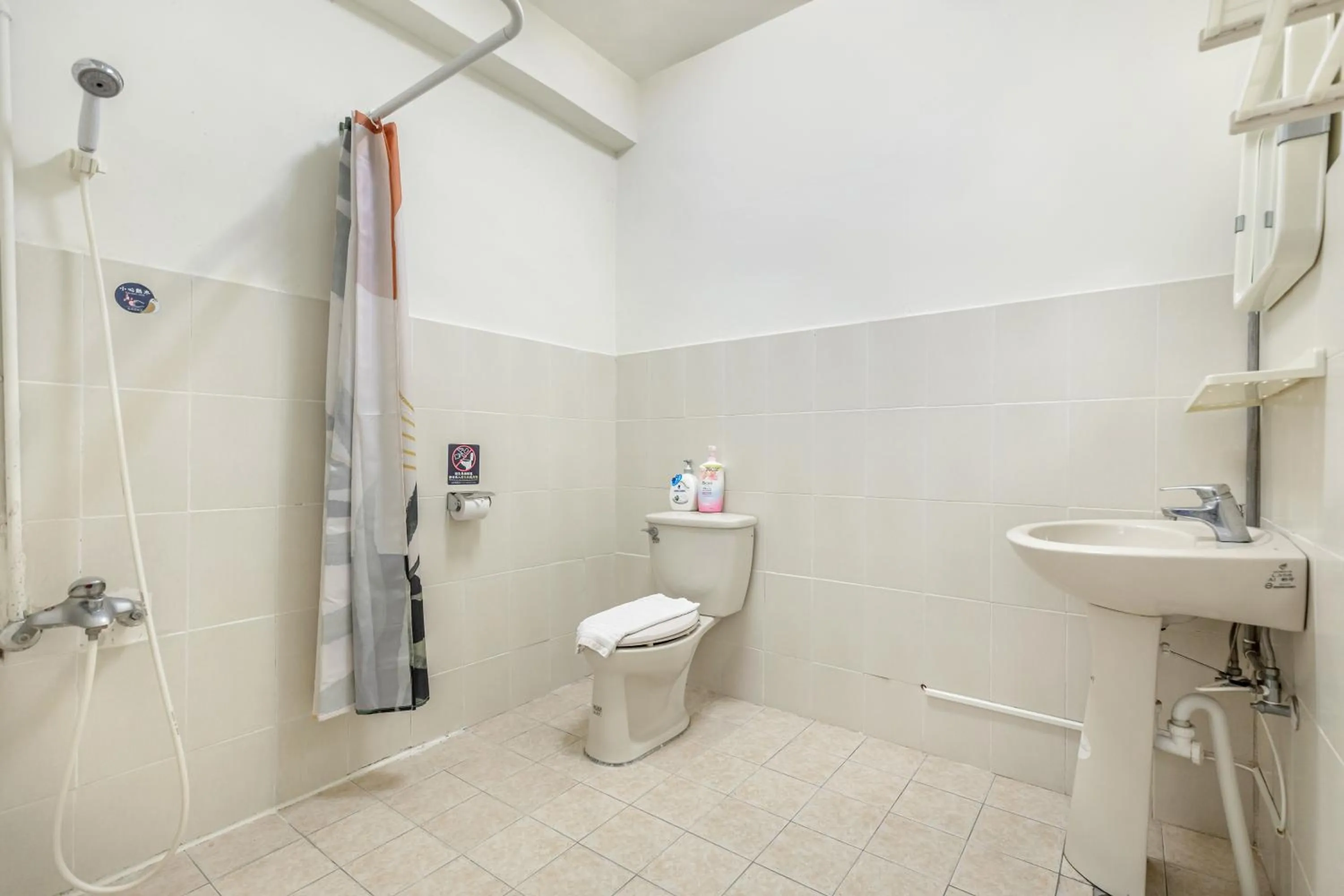 Bathroom in Forever Happiness Hostel