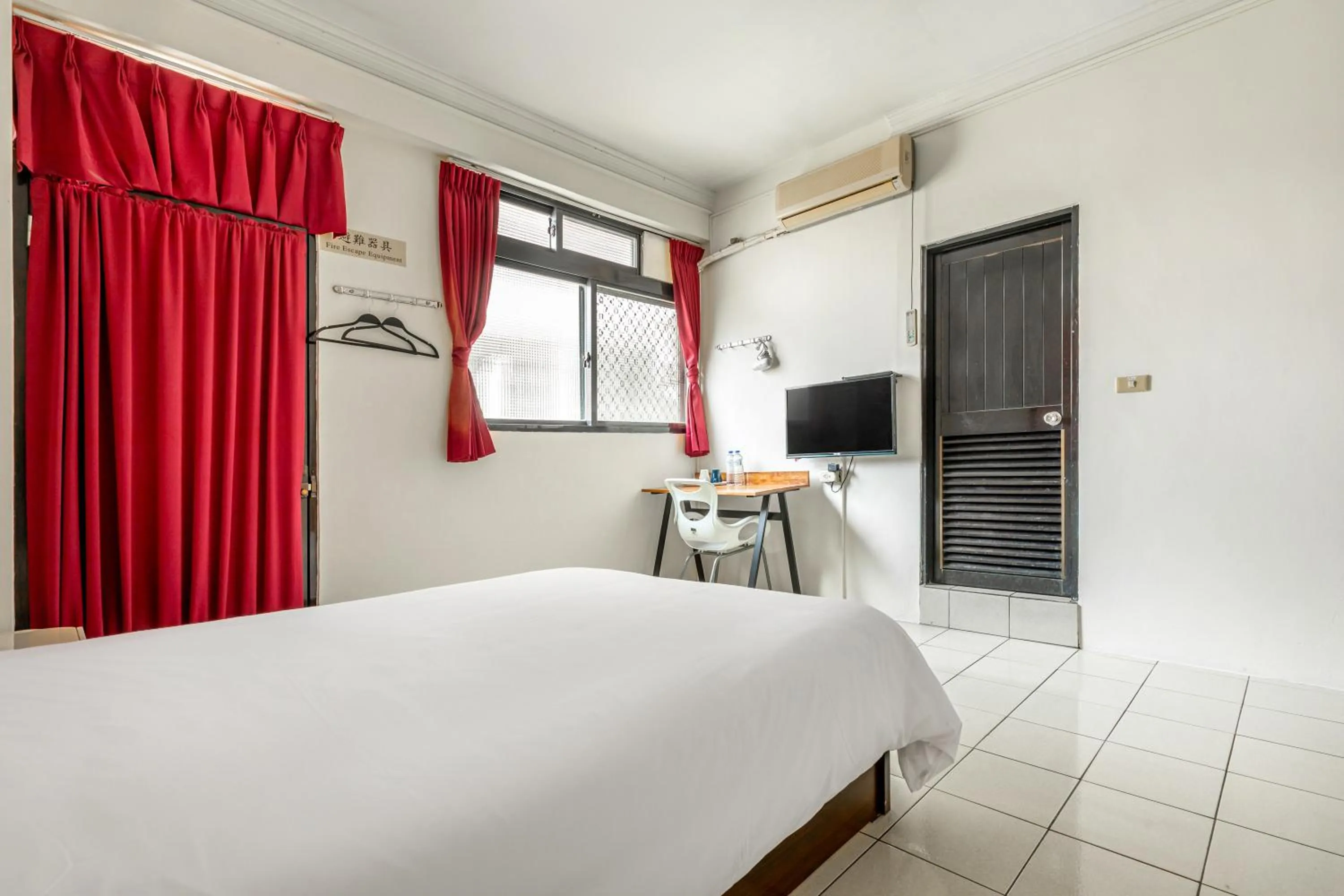 Photo of the whole room, Bed in Forever Happiness Hostel