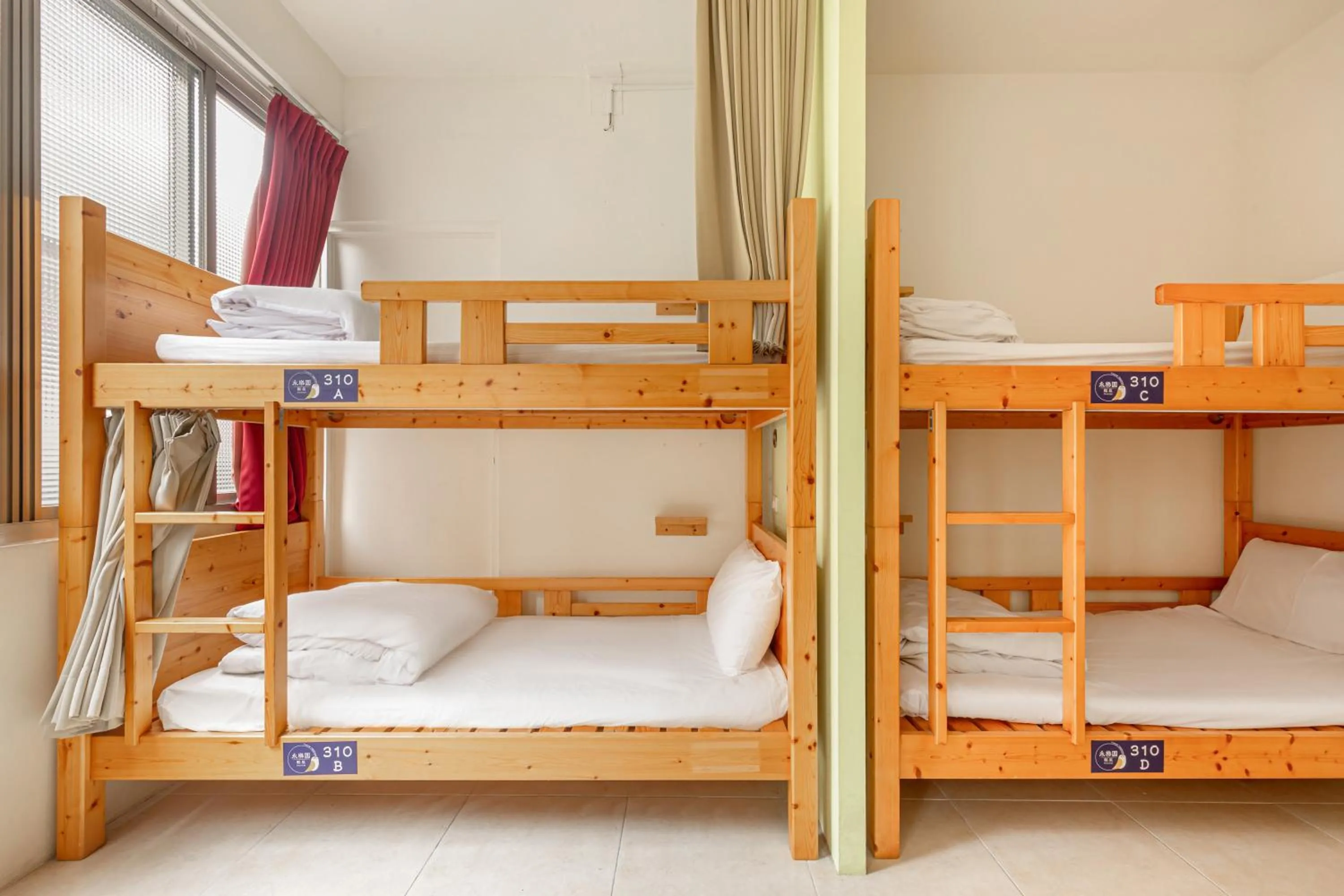 Photo of the whole room, Bed in Forever Happiness Hostel