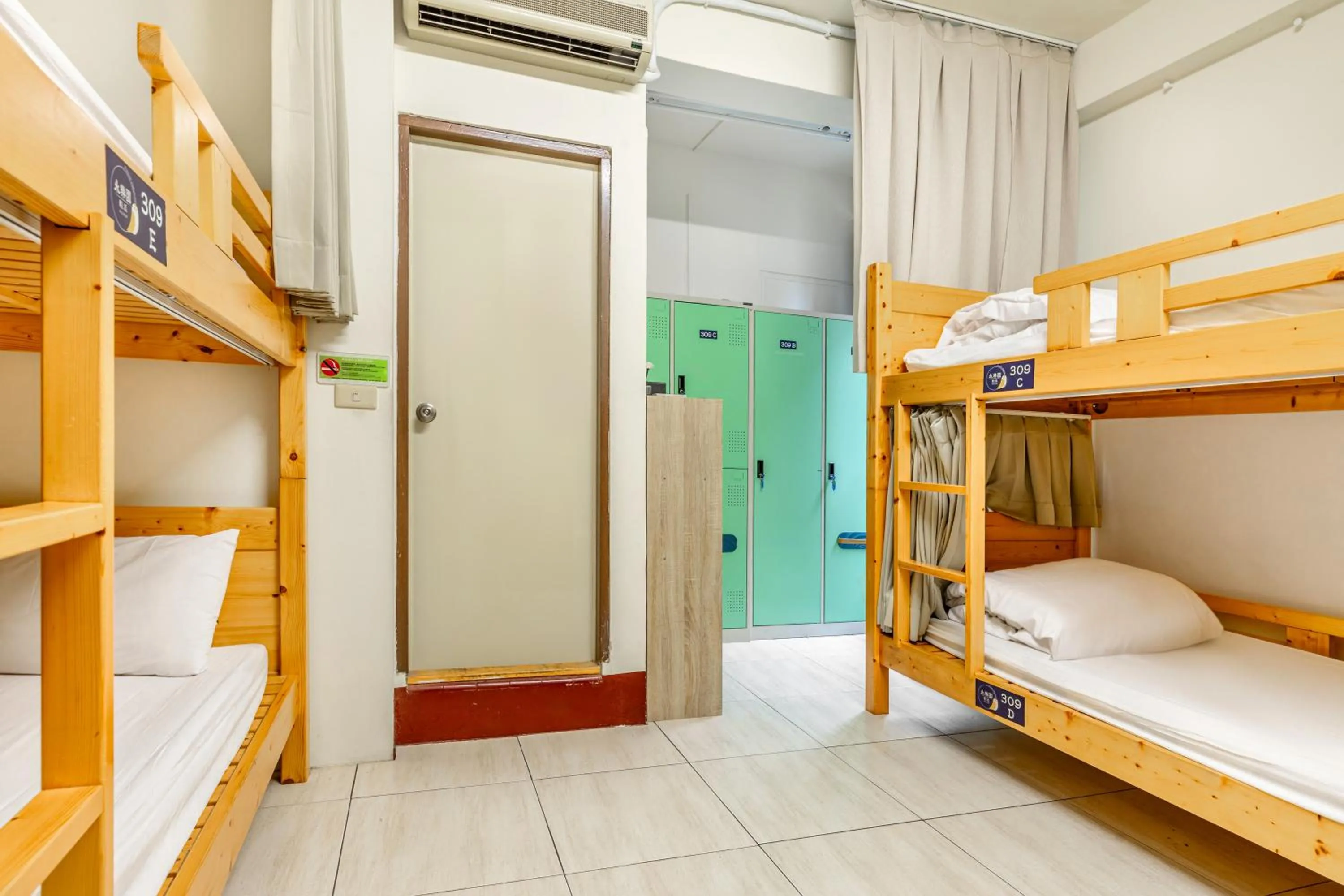 Photo of the whole room, Bed in Forever Happiness Hostel