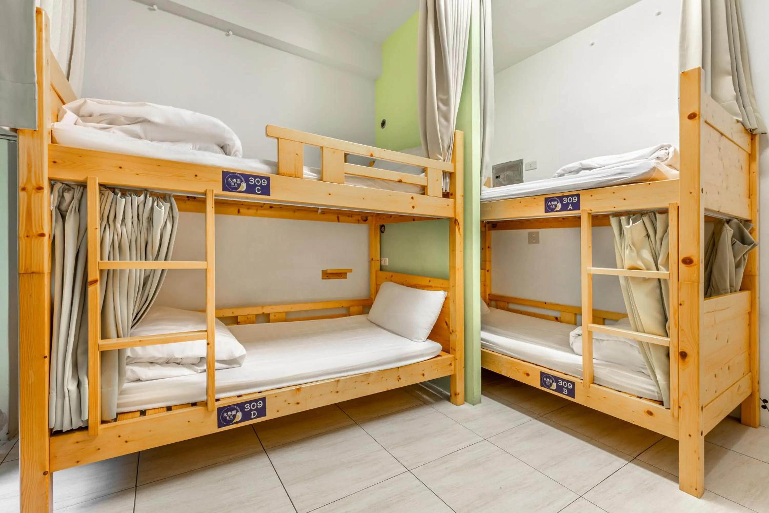 Photo of the whole room, Bed in Forever Happiness Hostel