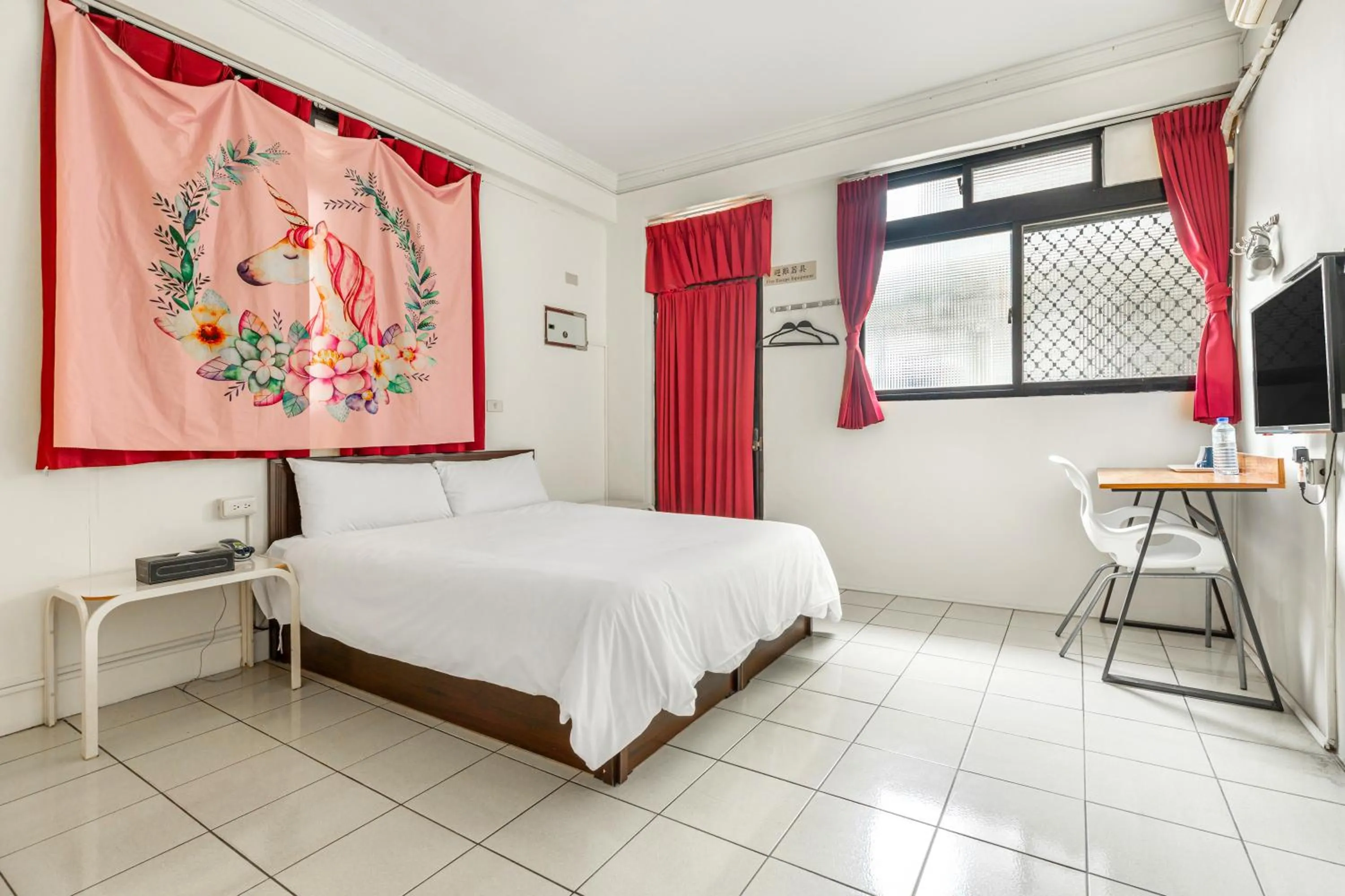 Photo of the whole room, Bed in Forever Happiness Hostel