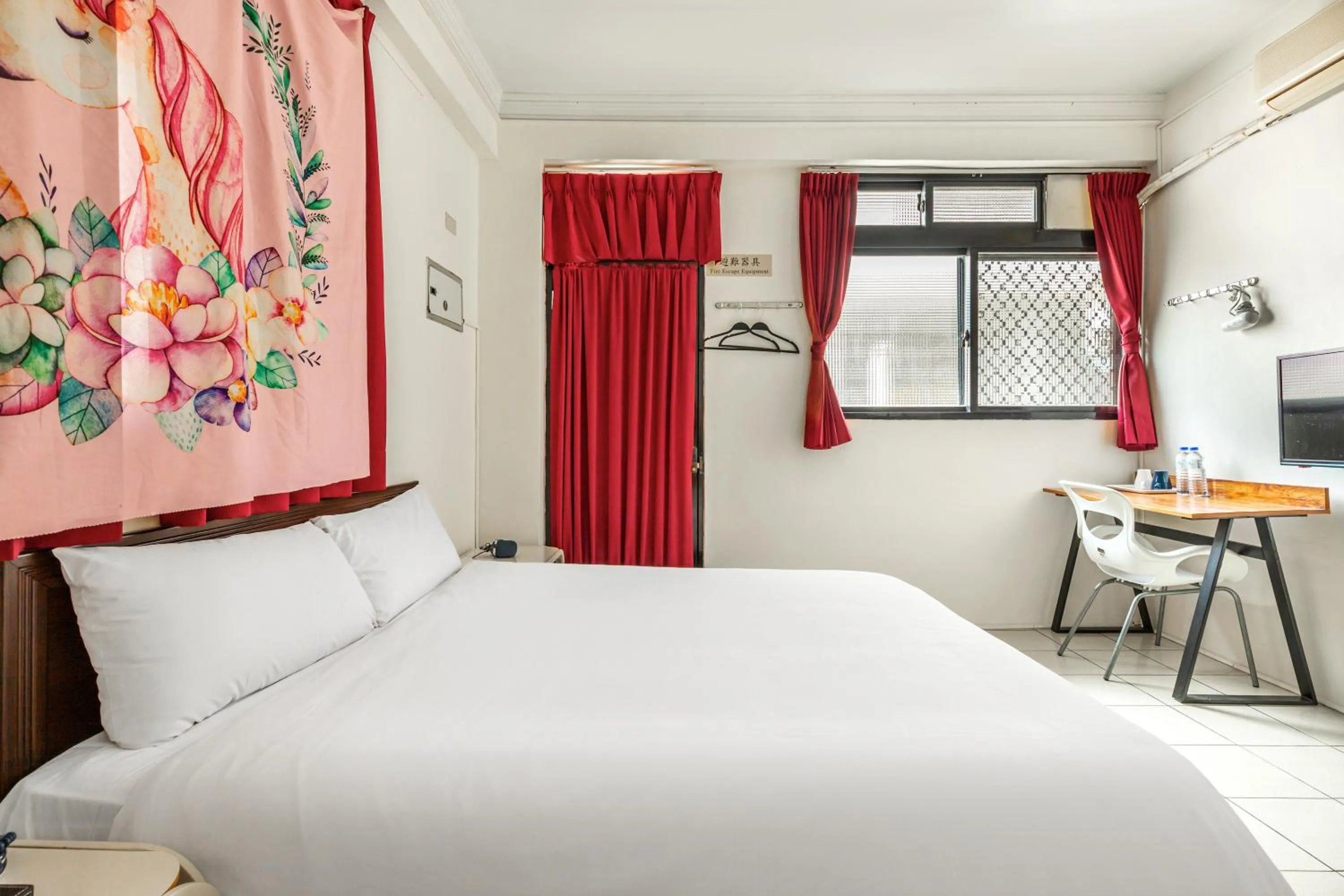 Photo of the whole room, Bed in Forever Happiness Hostel