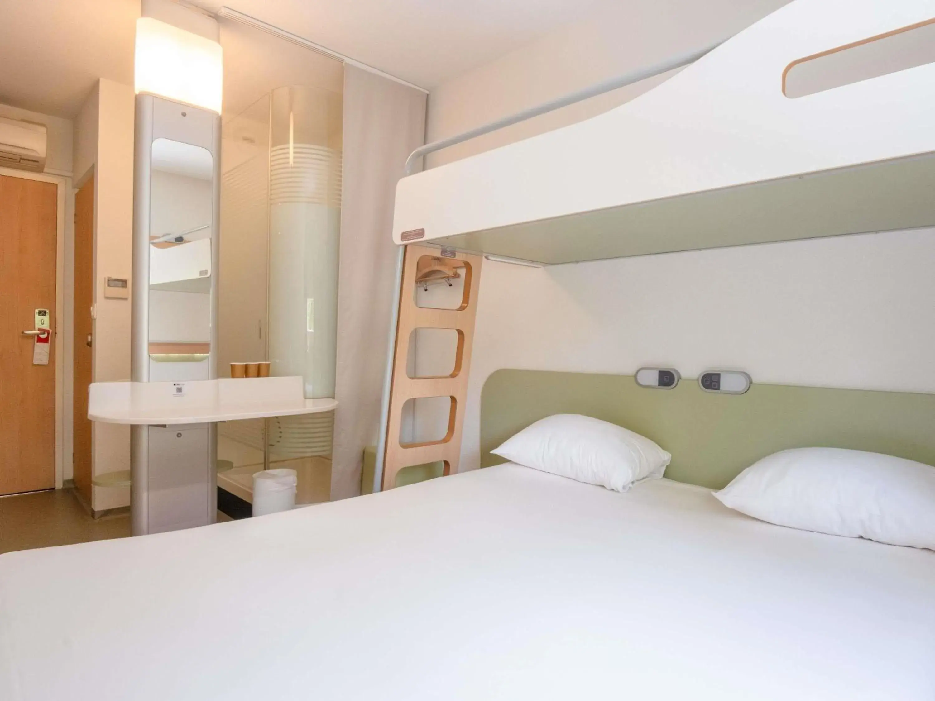 Bedroom, Bed in ibis budget Montauban Les Chaumes Bedroom, Bed in ibis budget Montauban Les Chaumes