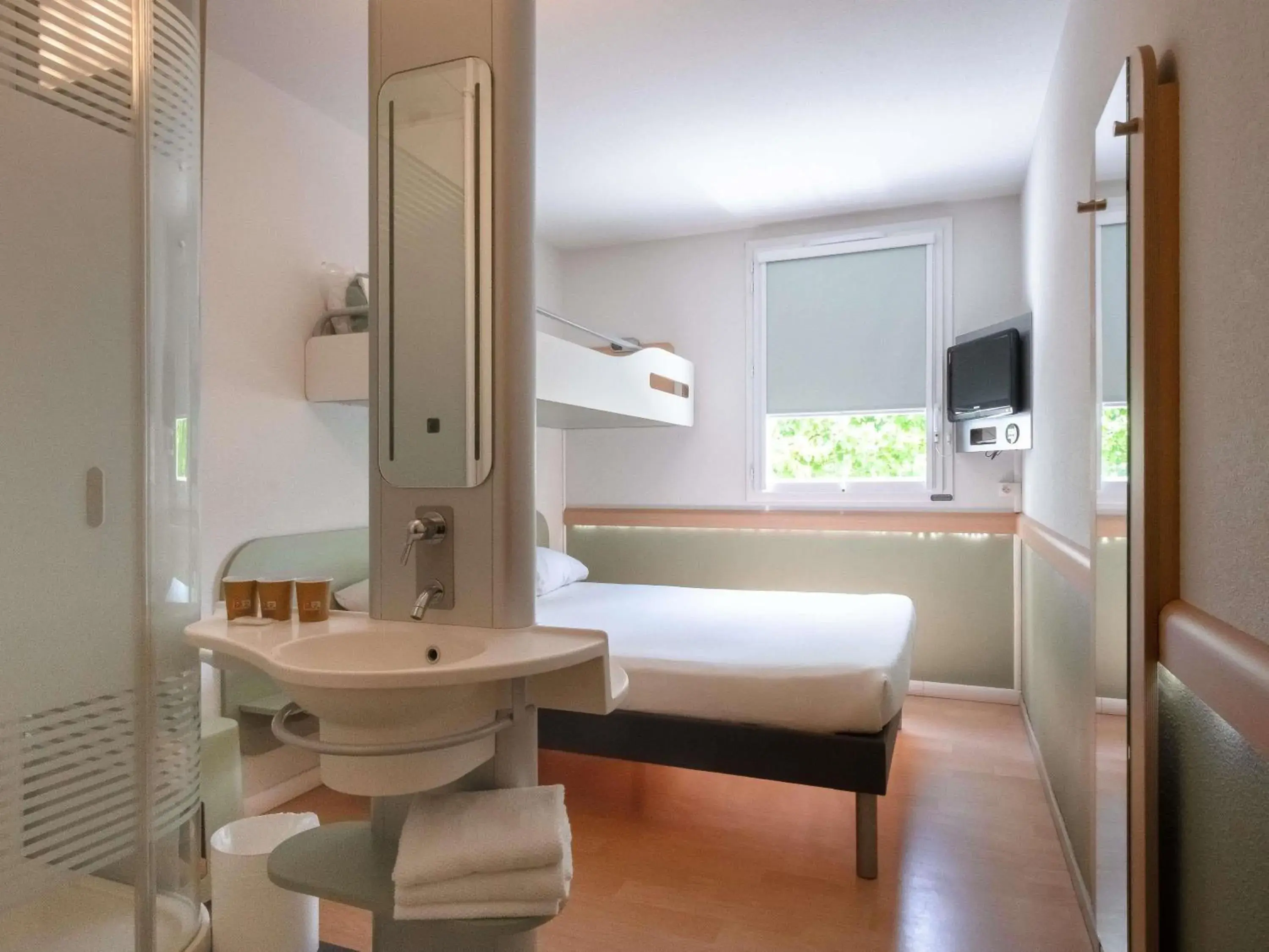 Bedroom, Bed in ibis budget Montauban Les Chaumes Bedroom, Bed in ibis budget Montauban Les Chaumes