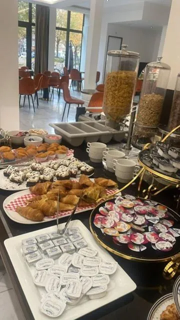 Restaurant/places to eat in Triple G Hotels