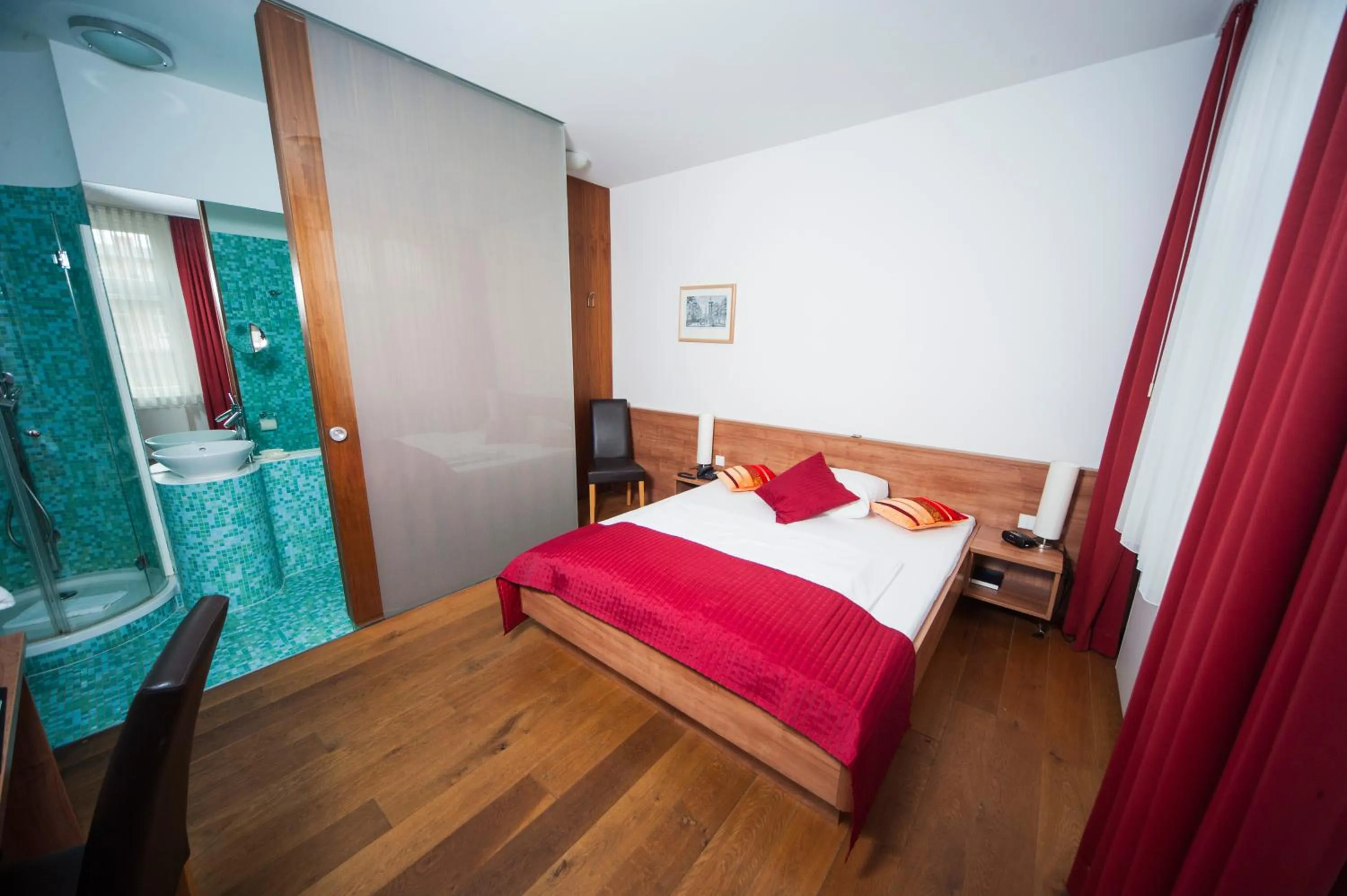 Photo of the whole room, Bed in Hotel zum Hofmaler