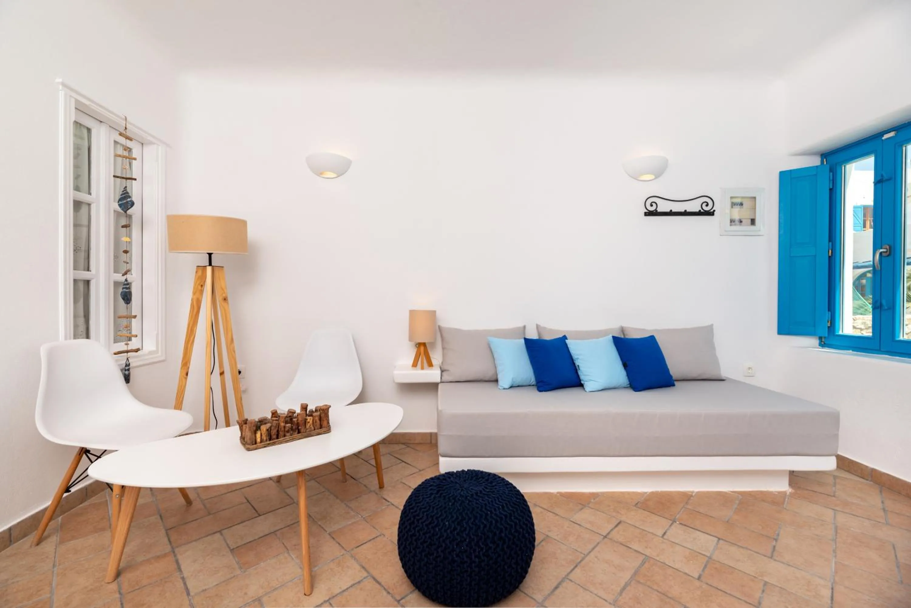 Living room, Bed in Seaside by Manos