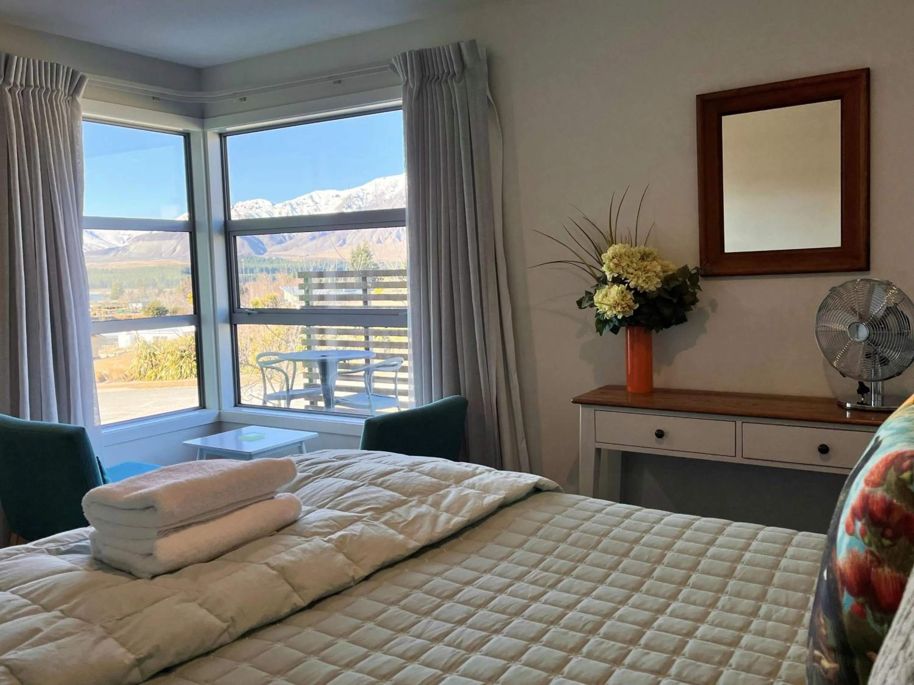 Bedroom, Bed in Cairnsmore Apartment - Lake Tekapo