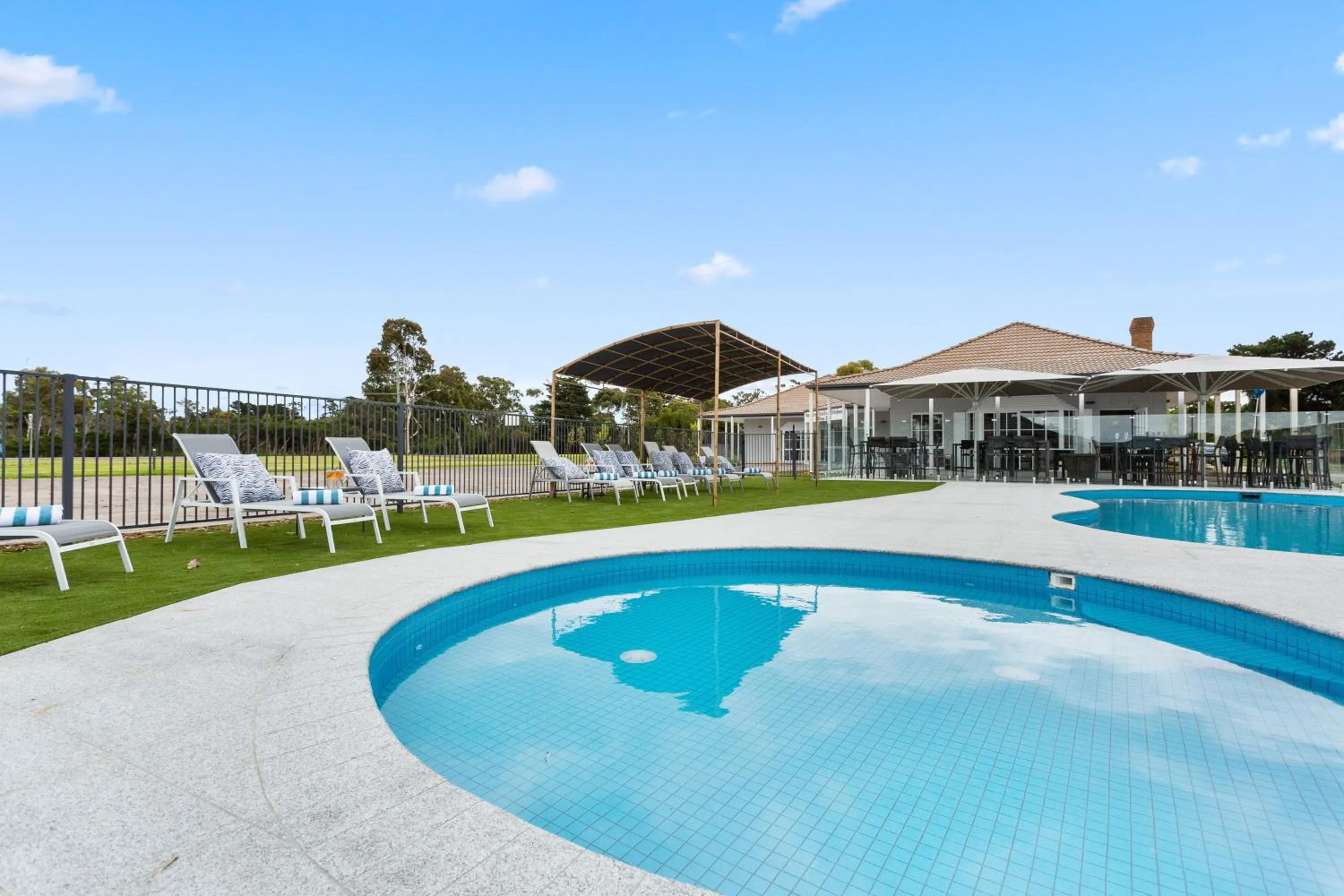 Swimming pool in Sanctuary Inn on Westernport