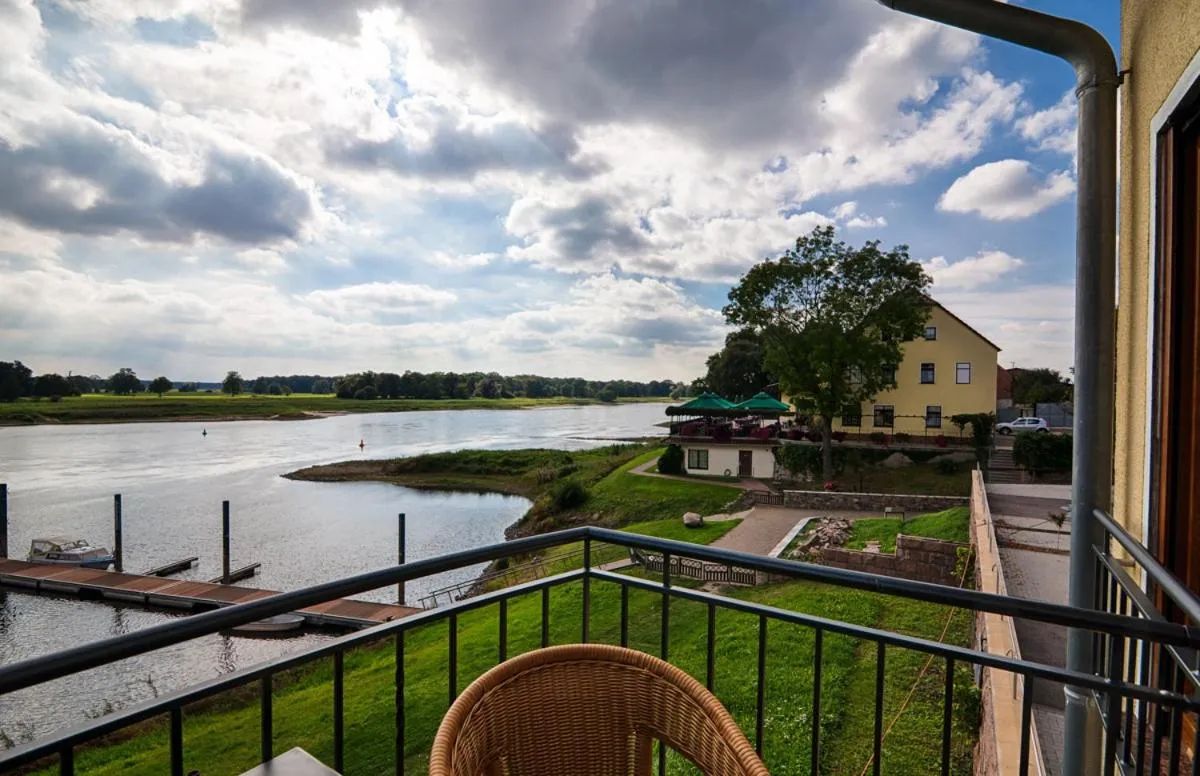 River view in Elbterrassen zu Brambach