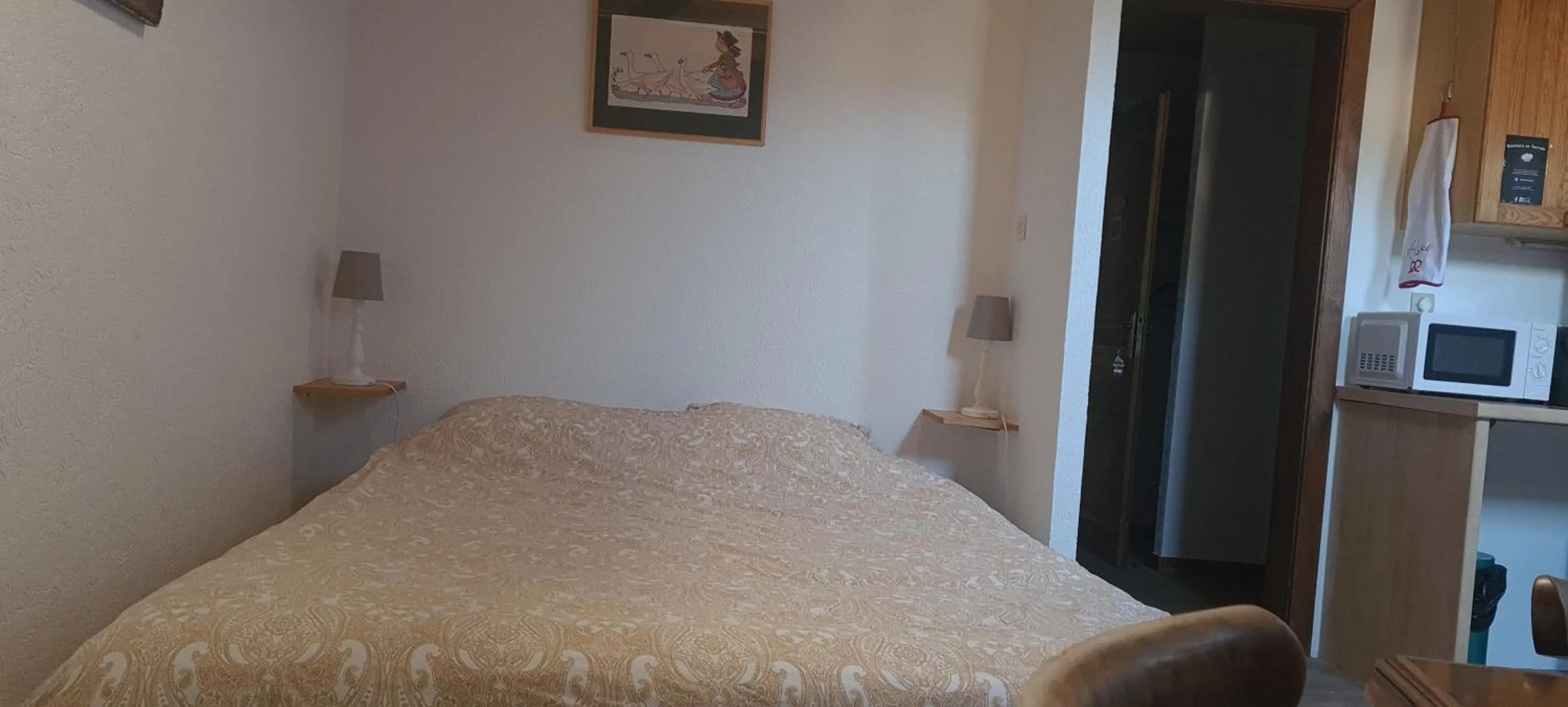 Photo of the whole room, Bed in Gîte et chambres d'hôtes Les Framboises