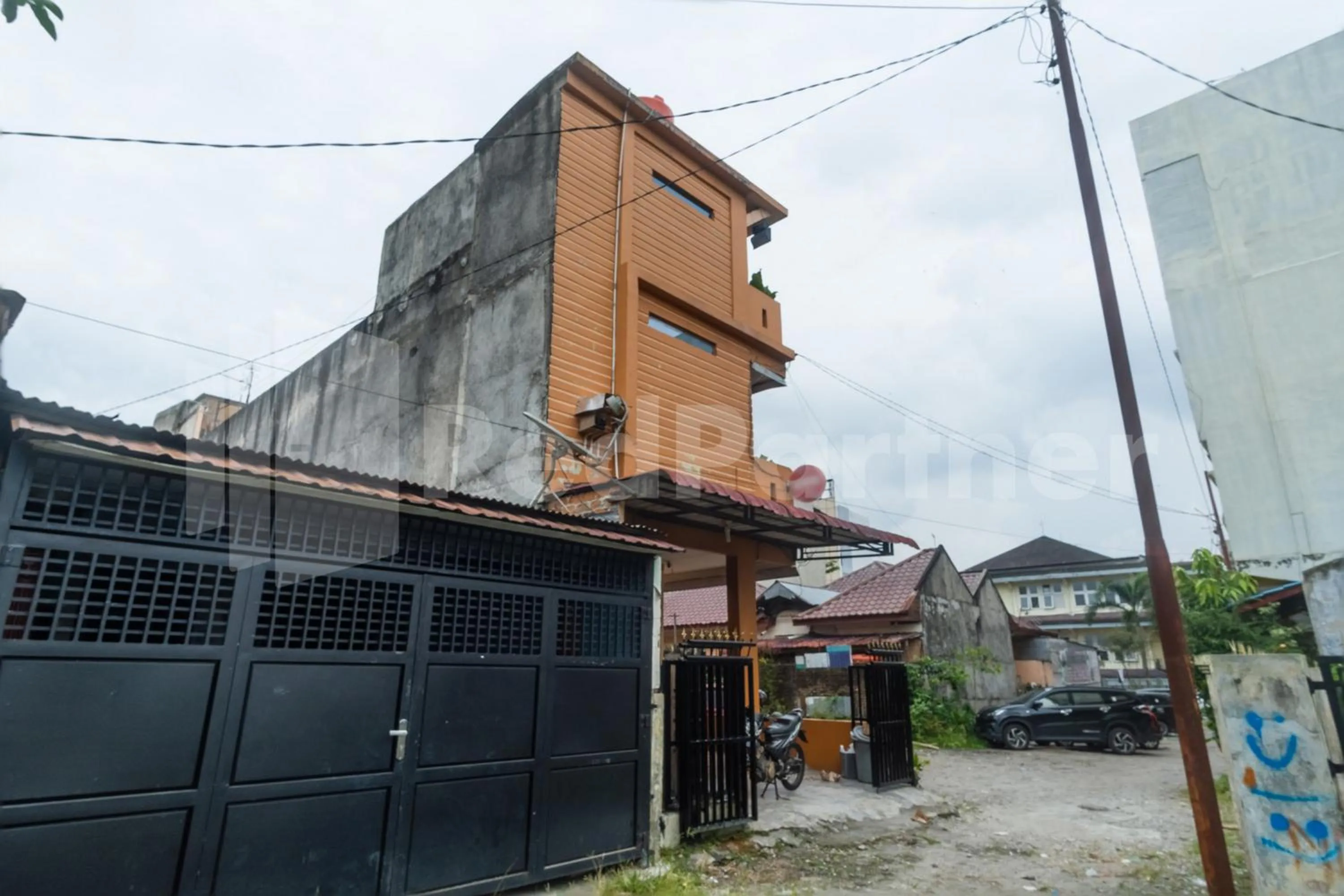 Property building in Teratai Guesthouse at RS Adam Malik Medan Mitra RedDoorz