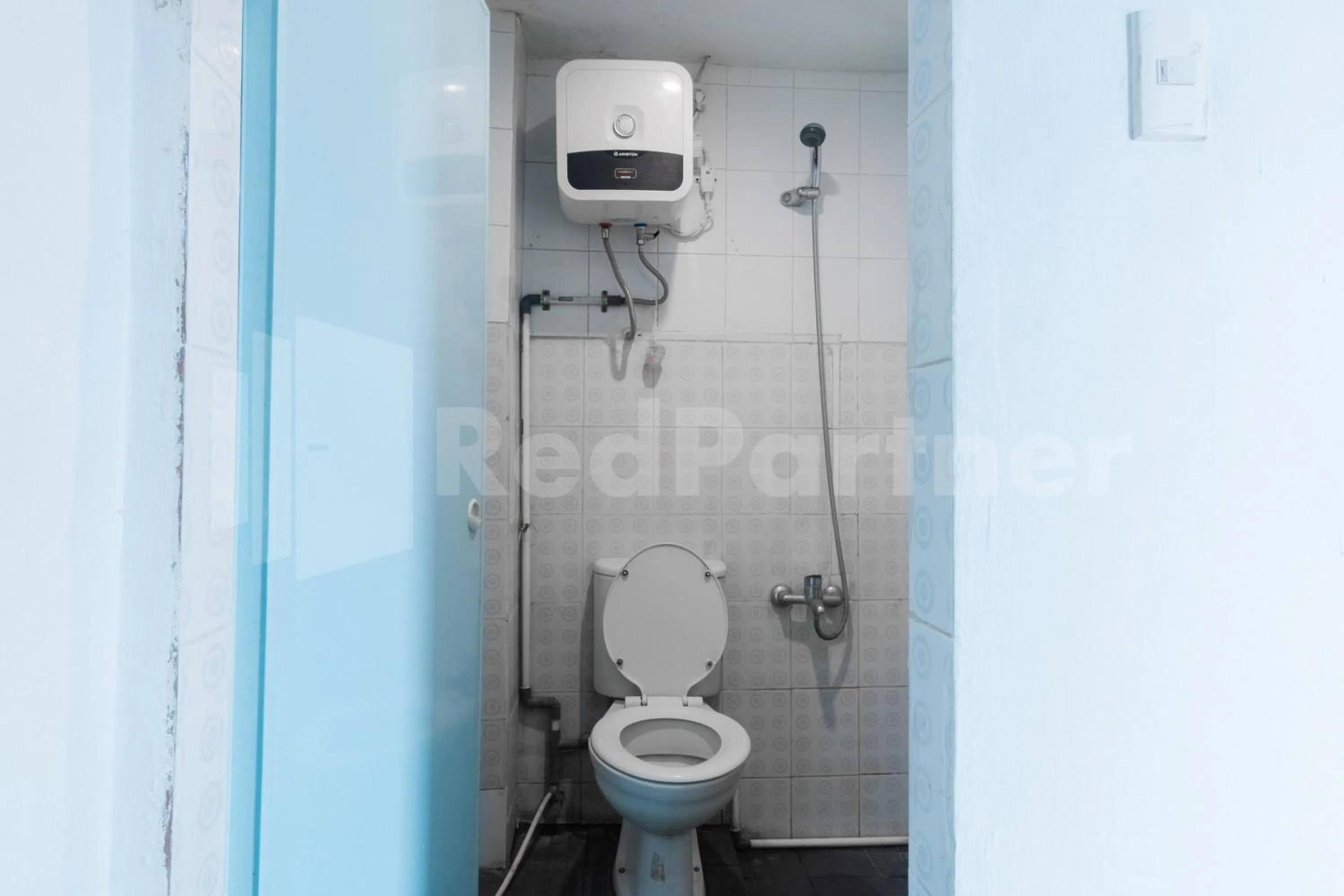 Bathroom in Teratai Guesthouse at RS Adam Malik Medan Mitra RedDoorz