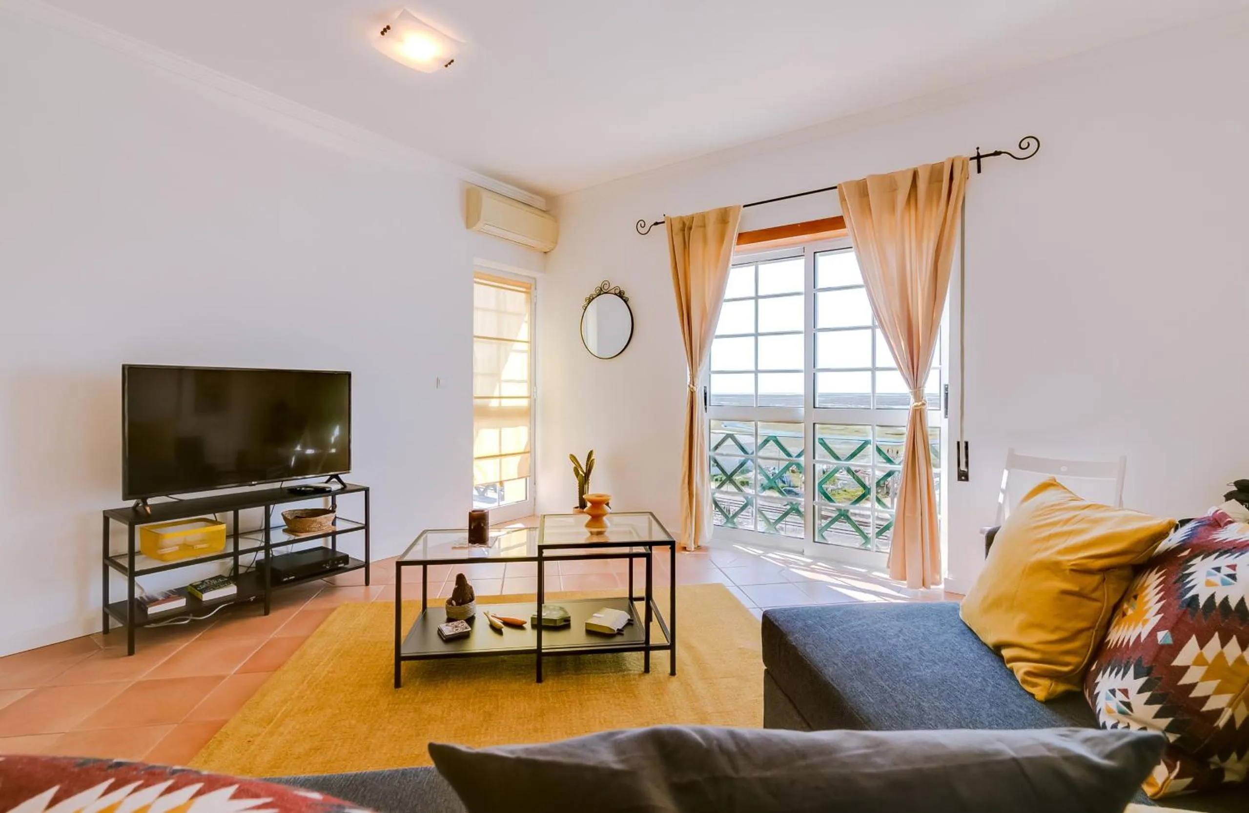Communal lounge/ TV room in The Nest Apartment - Sea View - Faro