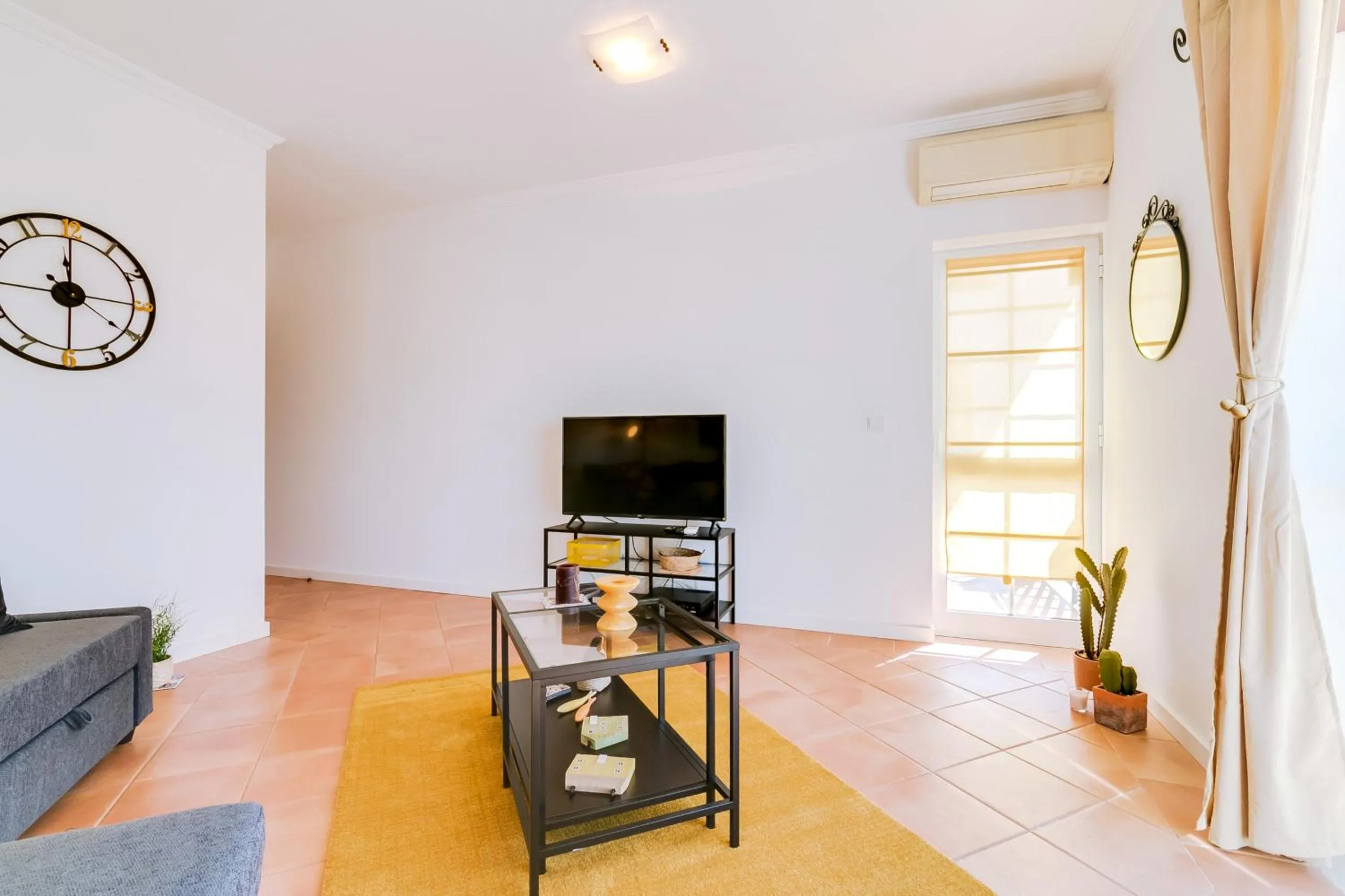 Communal lounge/ TV room in The Nest Apartment - Sea View - Faro