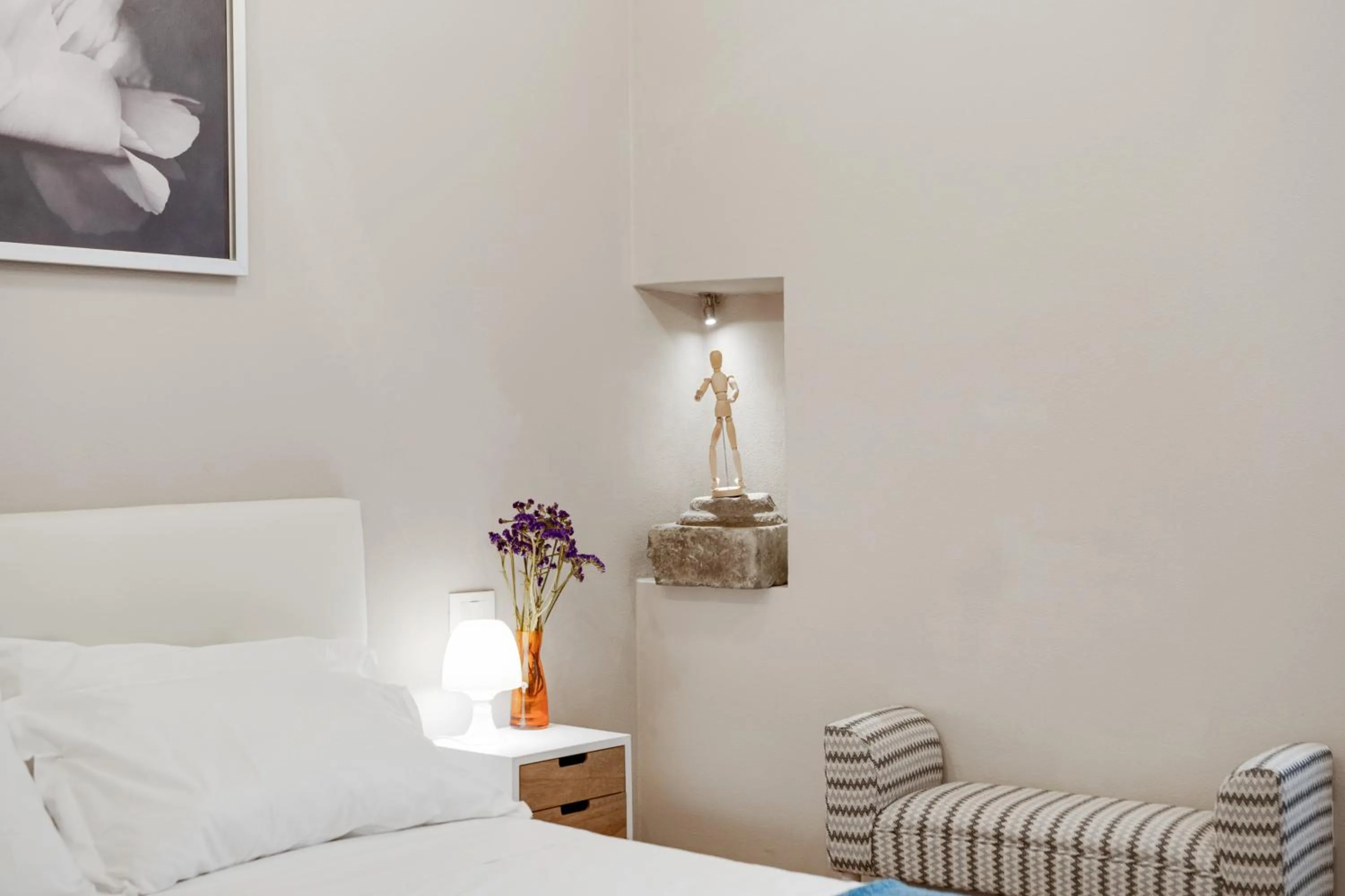 Decorative detail, Bed in GuestHost - Palazzo Pitti & Ponte Vecchio Cozy Flat