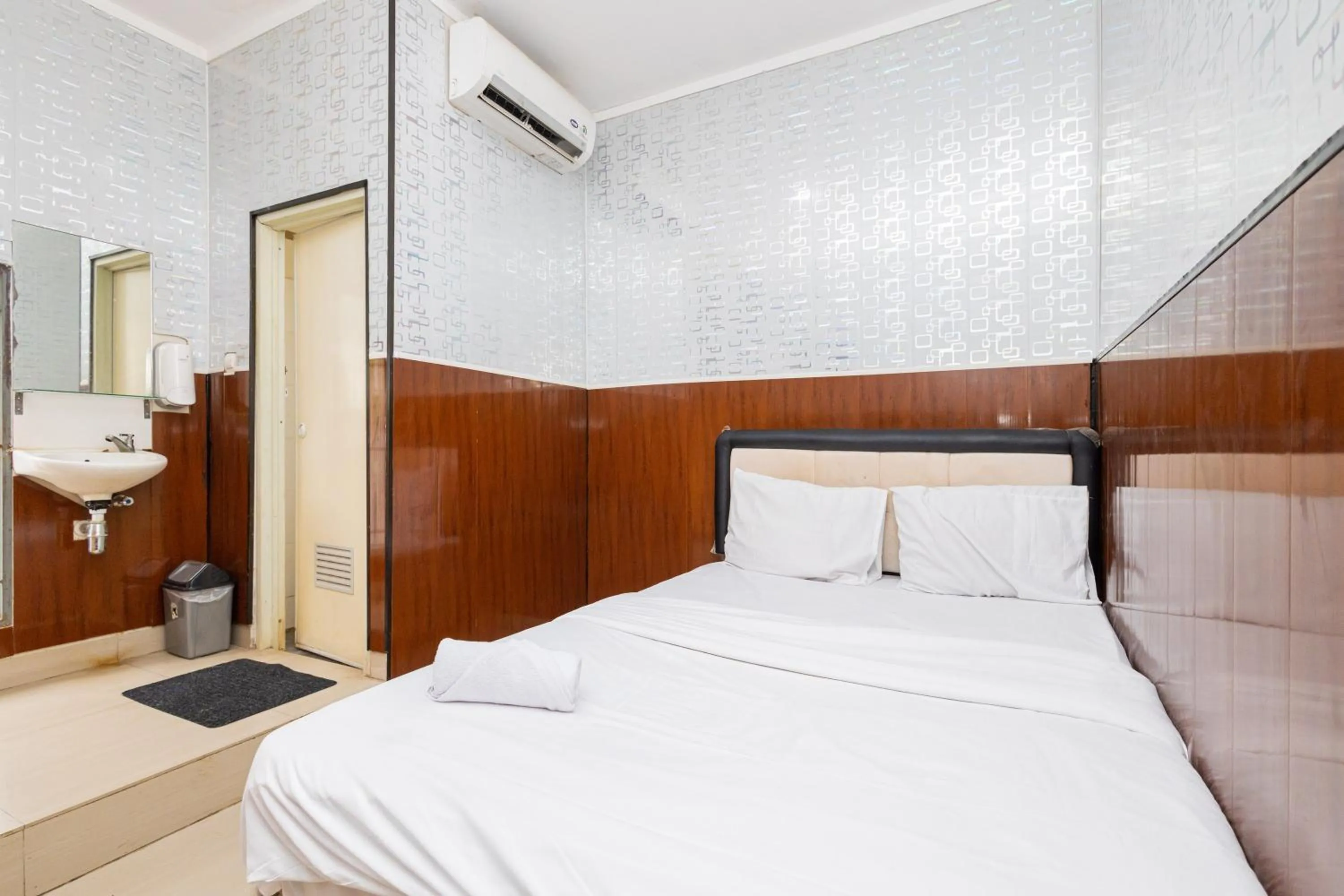 Bed in Alfa Guesthouse Serpong Mitra RedDoorz