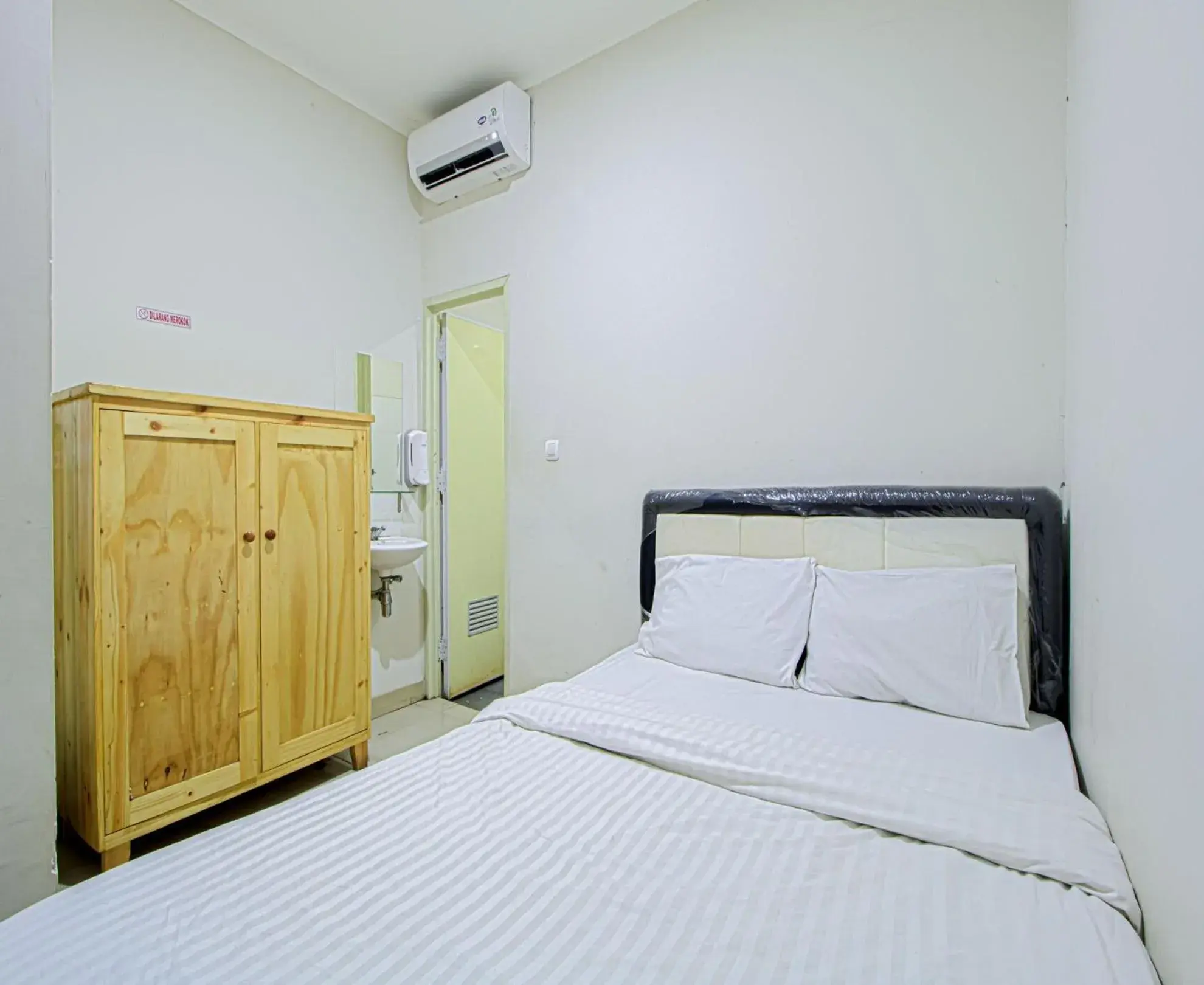 Bed in Alfa Guesthouse Serpong Mitra RedDoorz Bed in Alfa Guesthouse Serpong Mitra RedDoorz