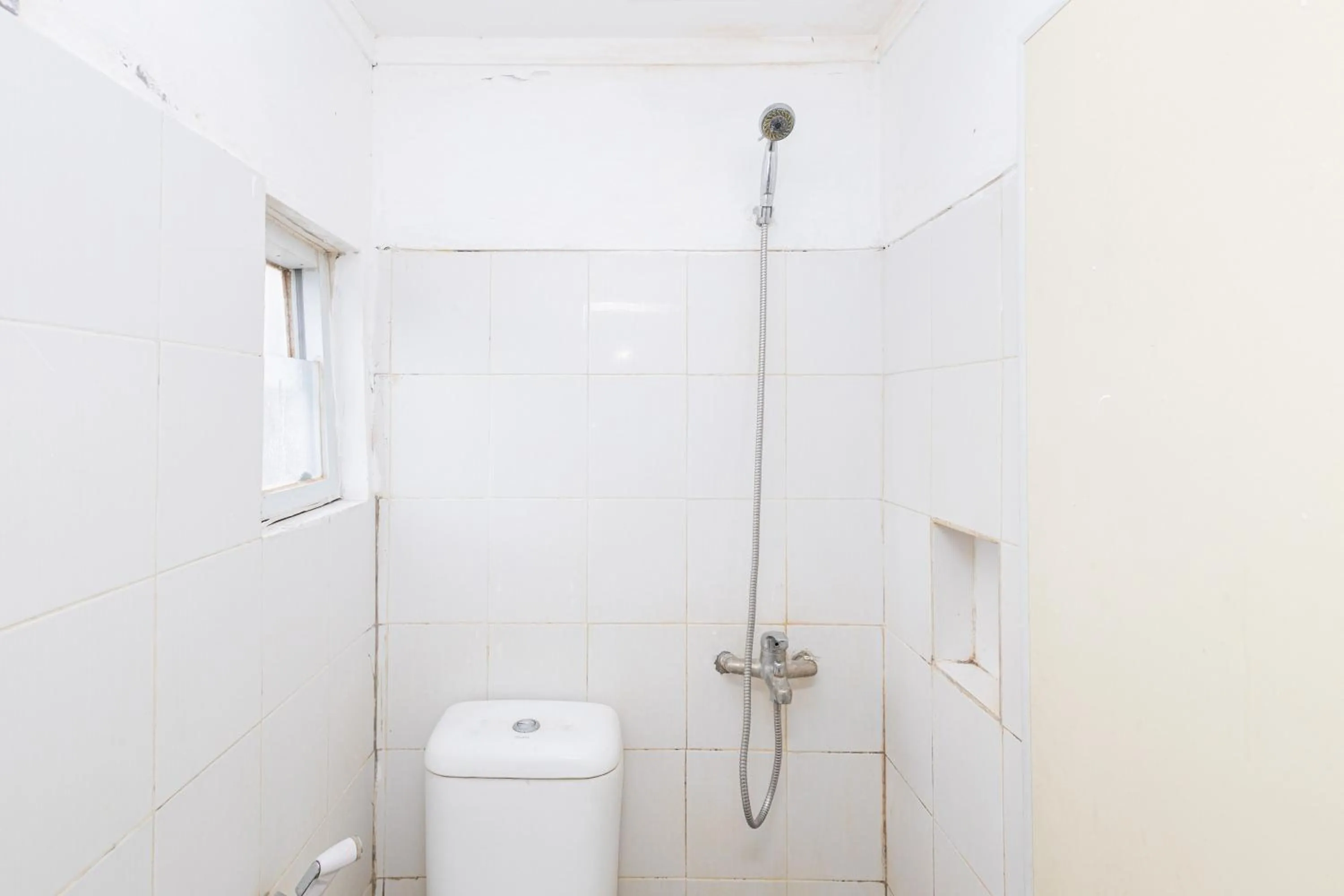 Shower in Alfa Guesthouse Serpong Mitra RedDoorz