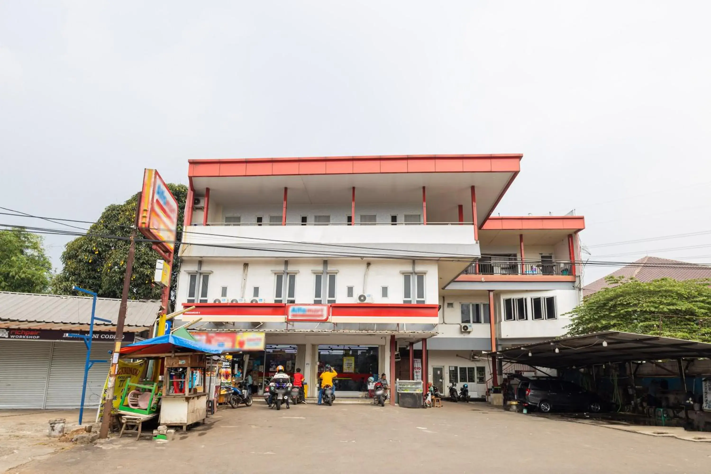 Property building in Alfa Guesthouse Serpong Mitra RedDoorz Property building in Alfa Guesthouse Serpong Mitra RedDoorz