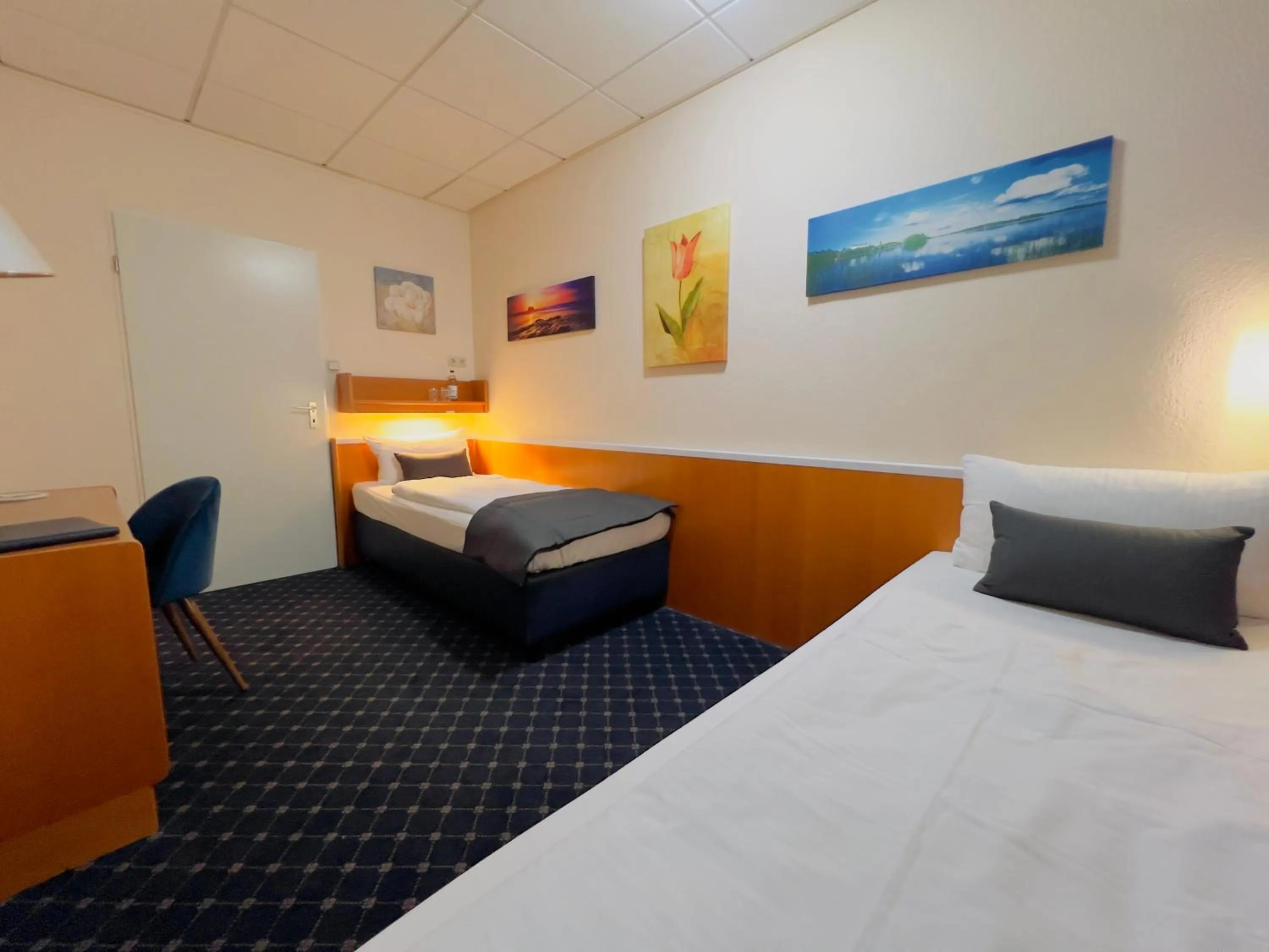 Photo of the whole room, Bed in Elbbrücken Hotel