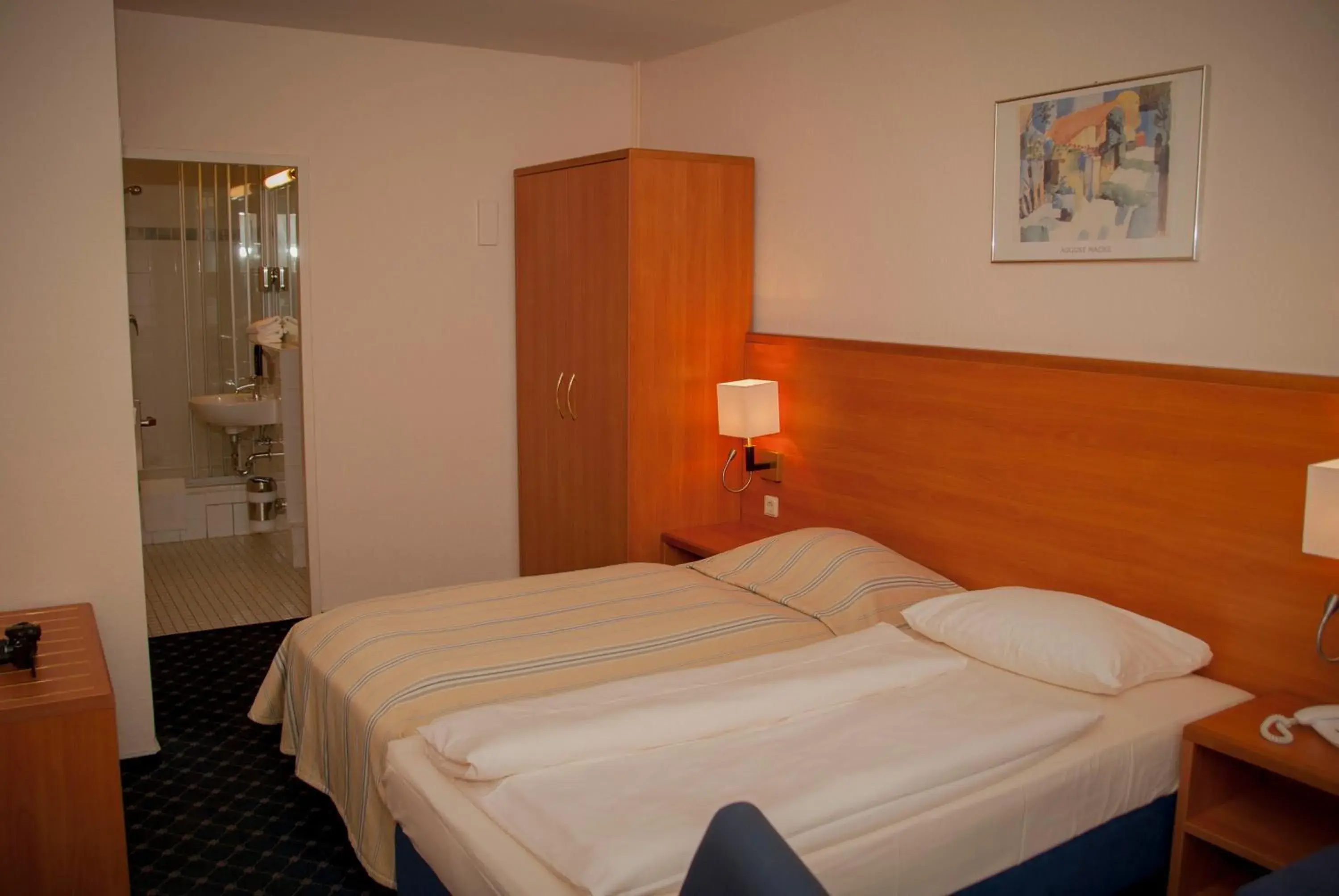 Photo of the whole room, Bed in Elbbrücken Hotel Photo of the whole room, Bed in Elbbrücken Hotel